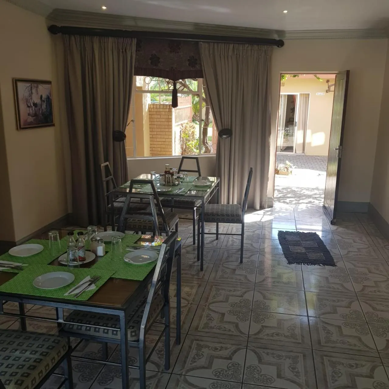 Restaurant/places to eat in Jolani 2 Guest House