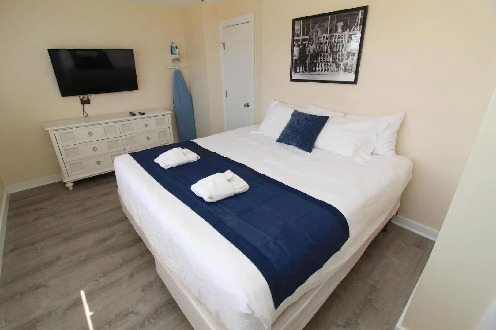 Bed in Fin 'N Feather Waterside Inn by Kees Vacations