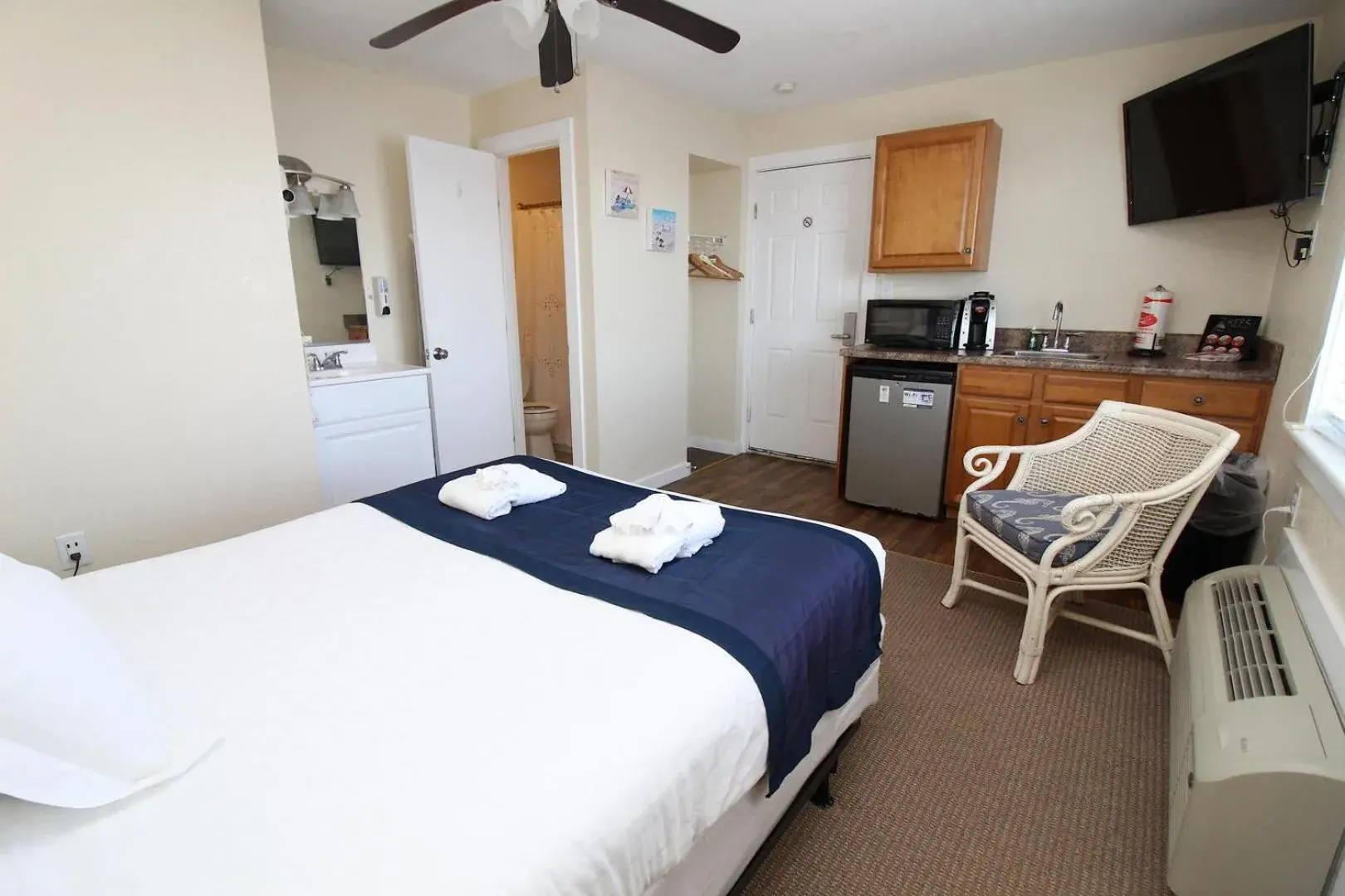 Standard Queen Room in Fin 'N Feather Waterside Inn by Kees Vacations Standard Queen Room in Fin 'N Feather Waterside Inn by Kees Vacations