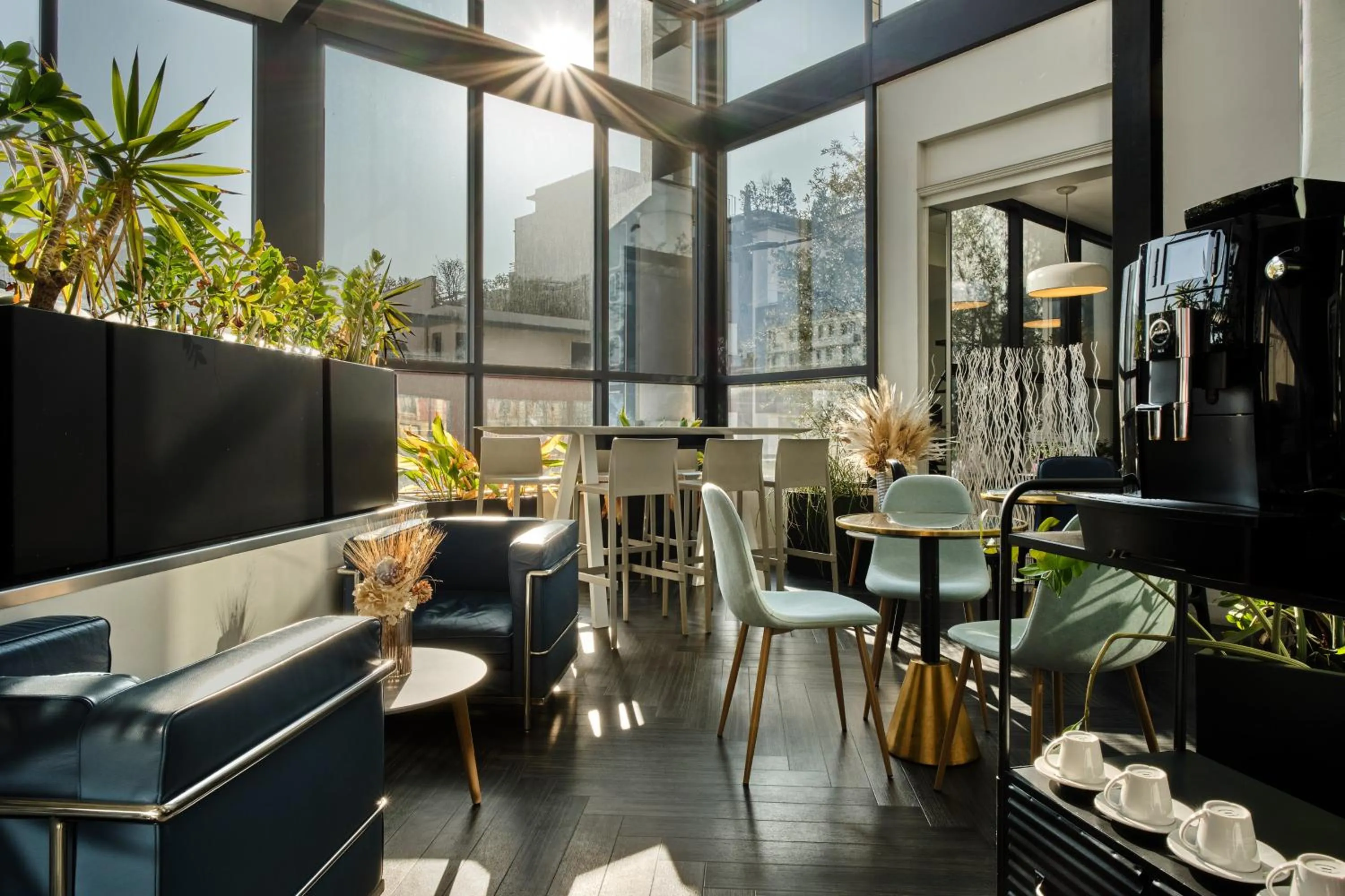 Living room in Hotel Atrium by Happyculture