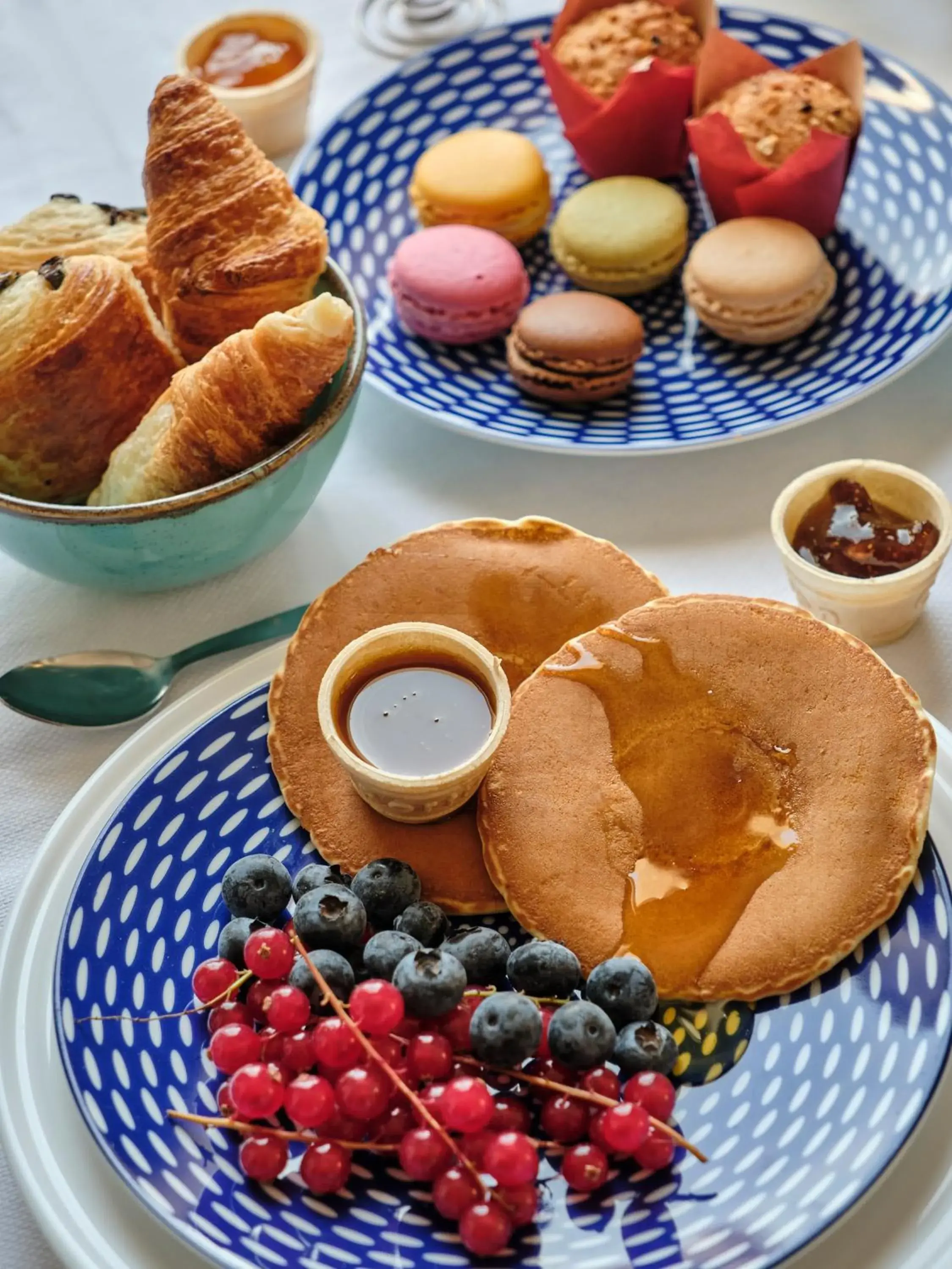 Food and drinks in Hotel Atrium by Happyculture Food and drinks in Hotel Atrium by Happyculture