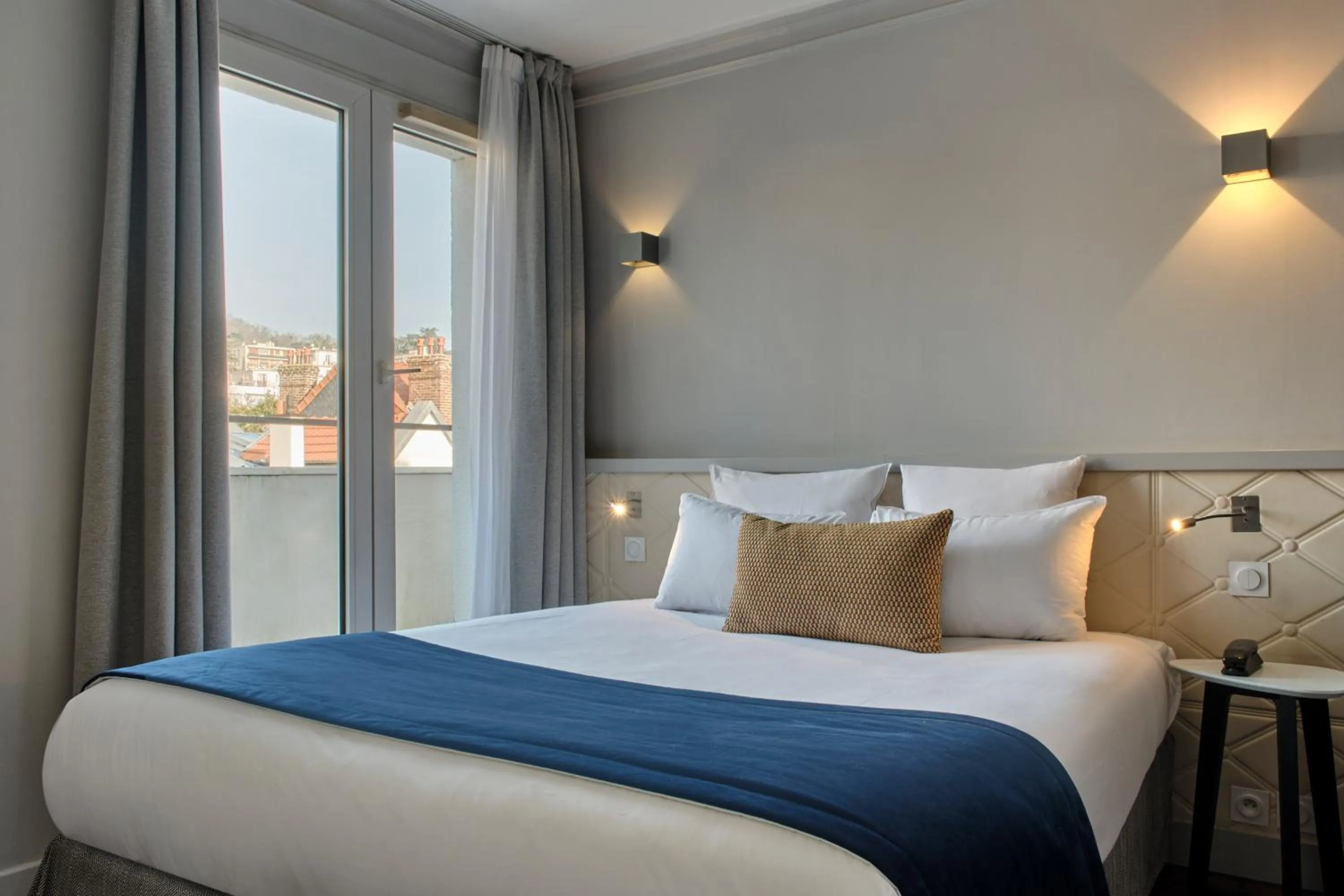 Photo of the whole room, Bed in Hotel Atrium by Happyculture