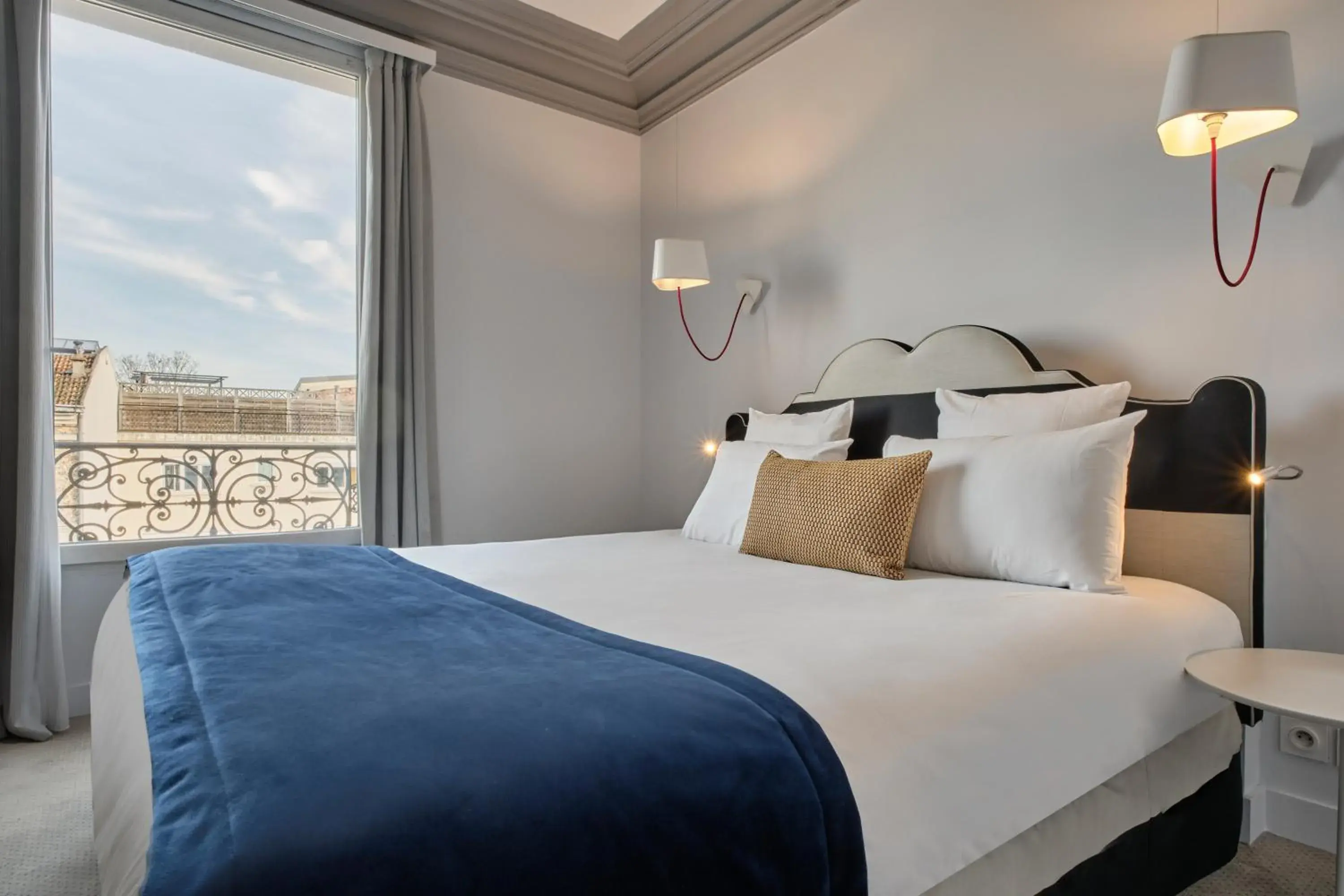 Bed in Hotel Atrium by Happyculture Bed in Hotel Atrium by Happyculture