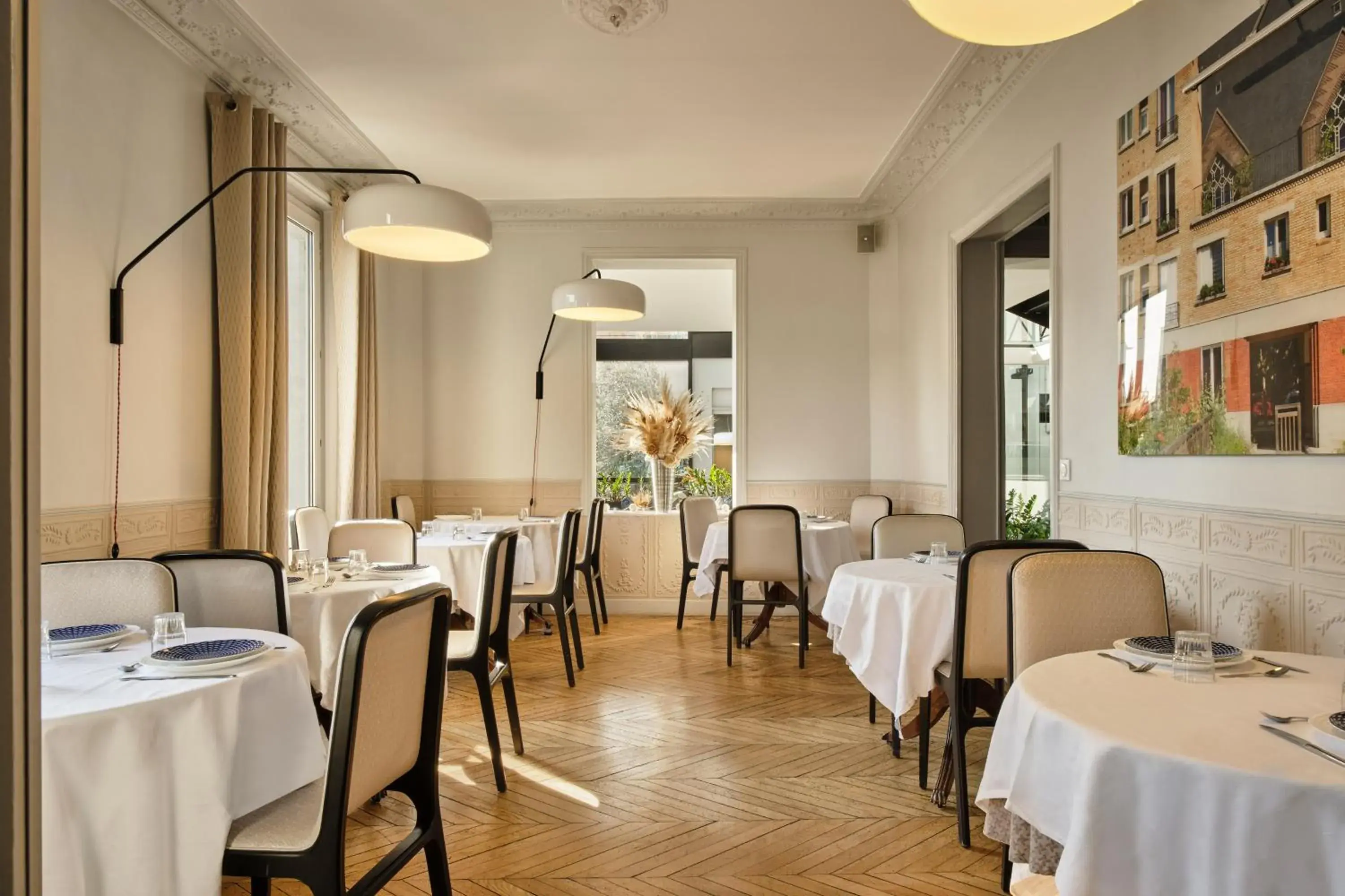 Breakfast in Hotel Atrium by Happyculture Breakfast in Hotel Atrium by Happyculture