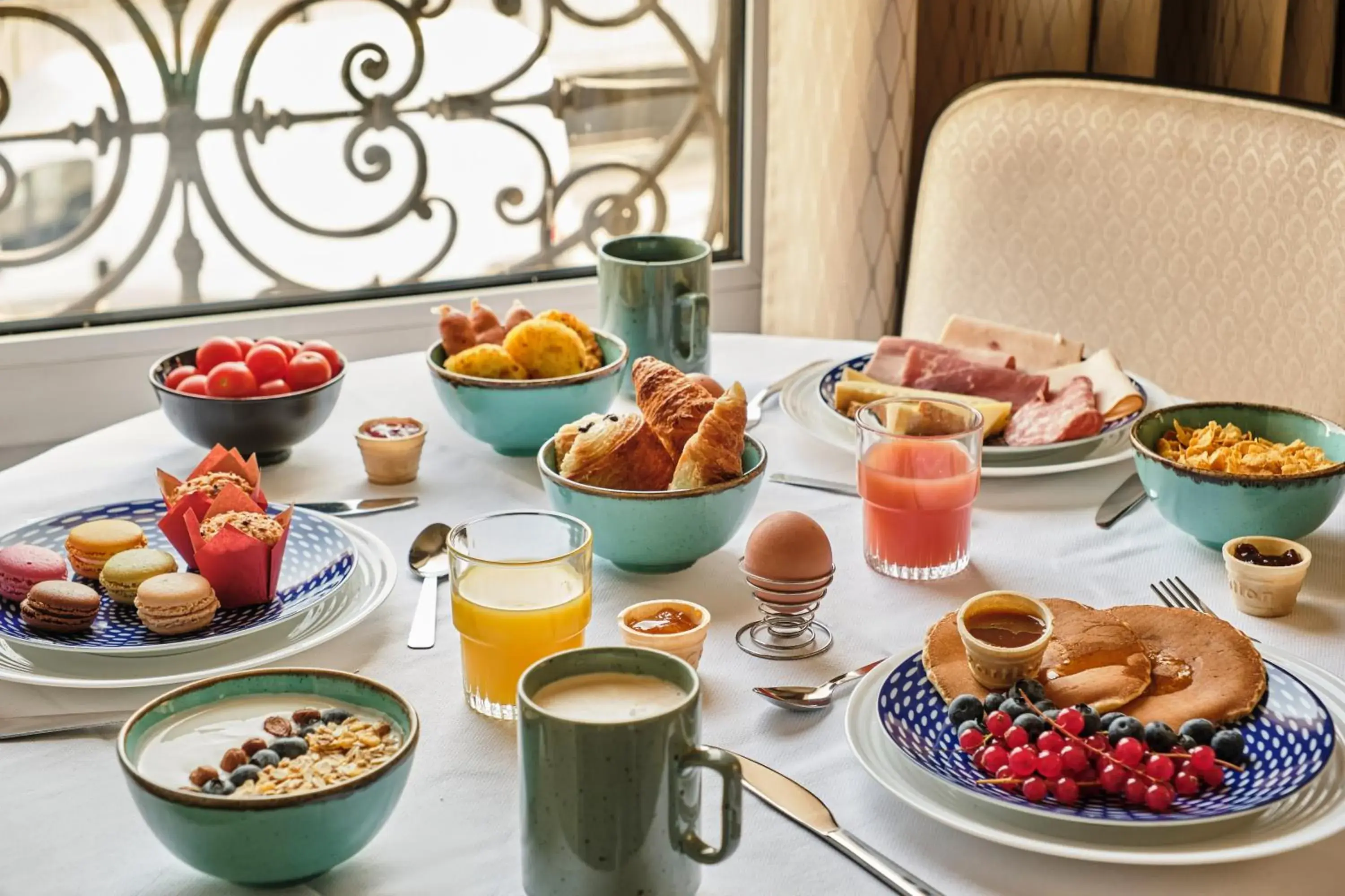 Food and drinks in Hotel Atrium by Happyculture Food and drinks in Hotel Atrium by Happyculture