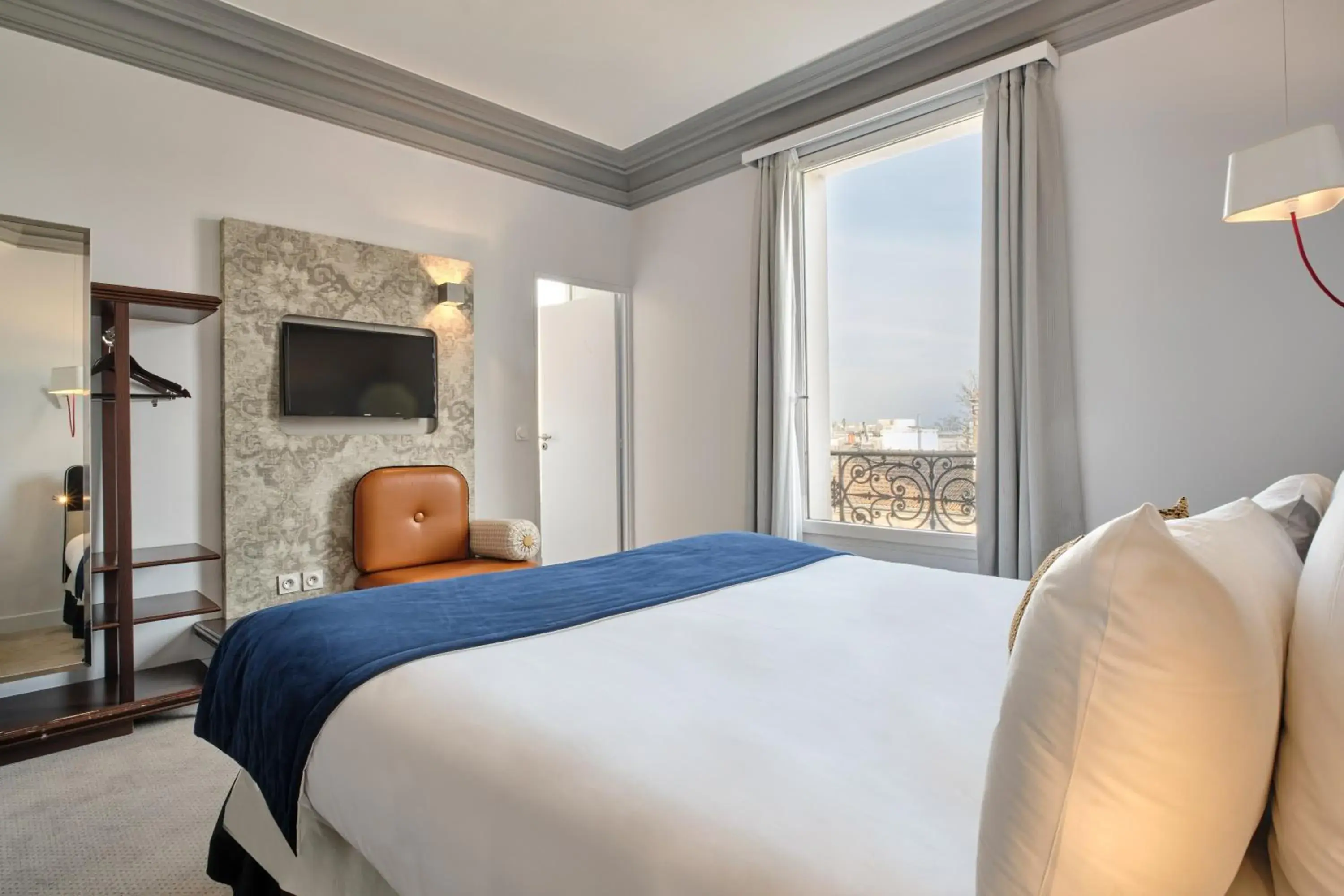 TV and multimedia, Bed in Hotel Atrium by Happyculture TV and multimedia, Bed in Hotel Atrium by Happyculture