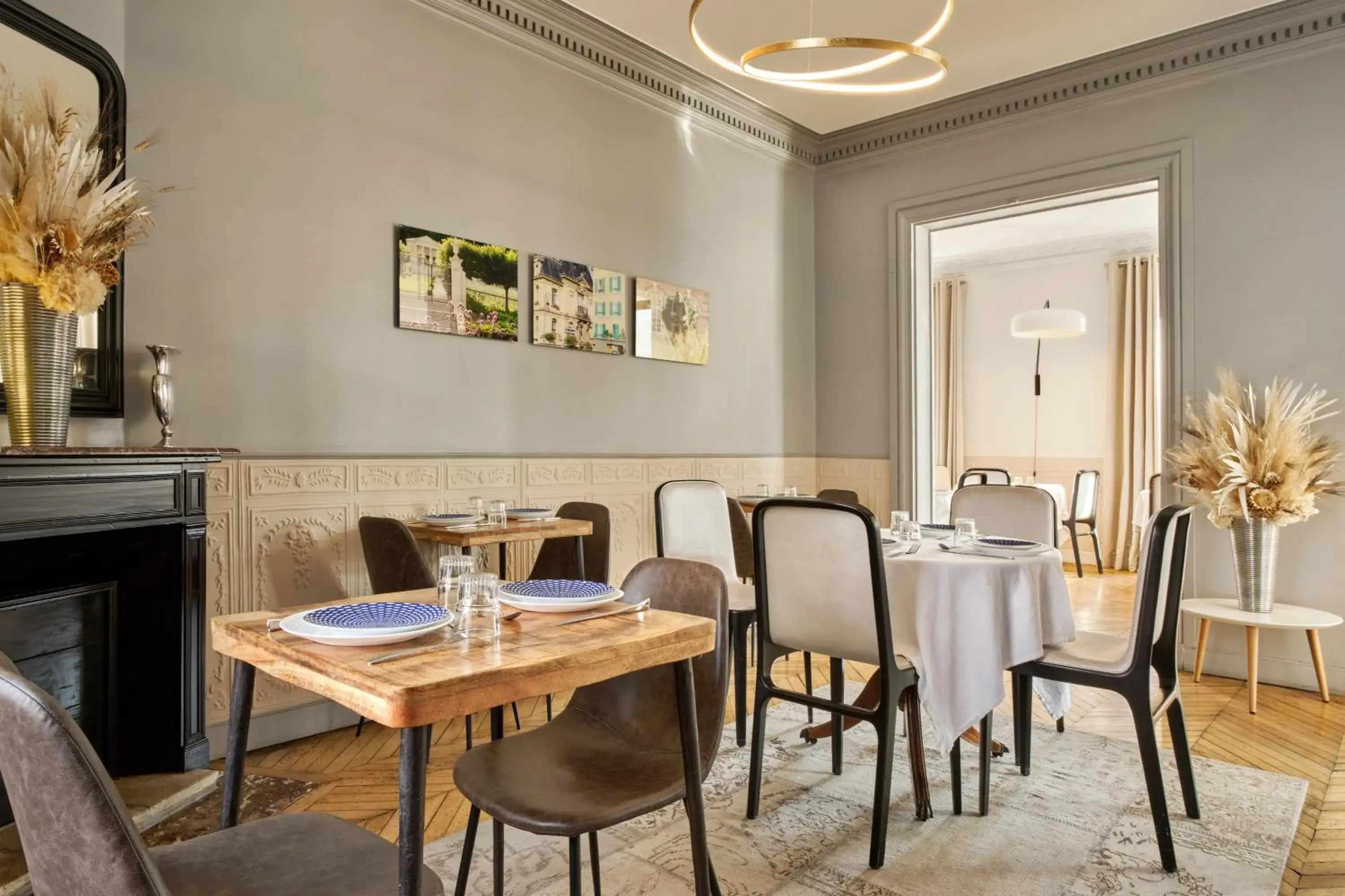 Breakfast in Hotel Atrium by Happyculture Breakfast in Hotel Atrium by Happyculture