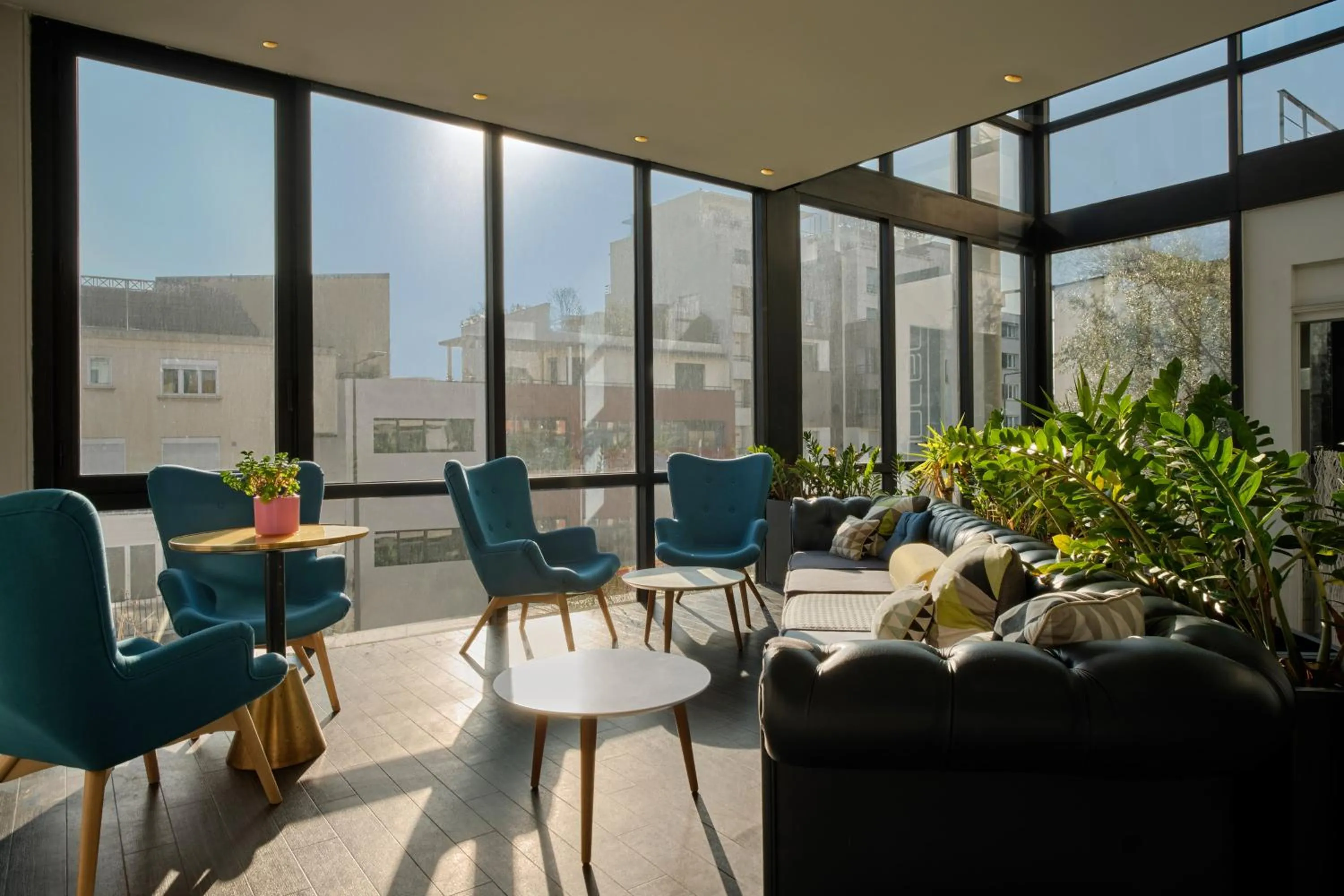 Living room in Hotel Atrium by Happyculture