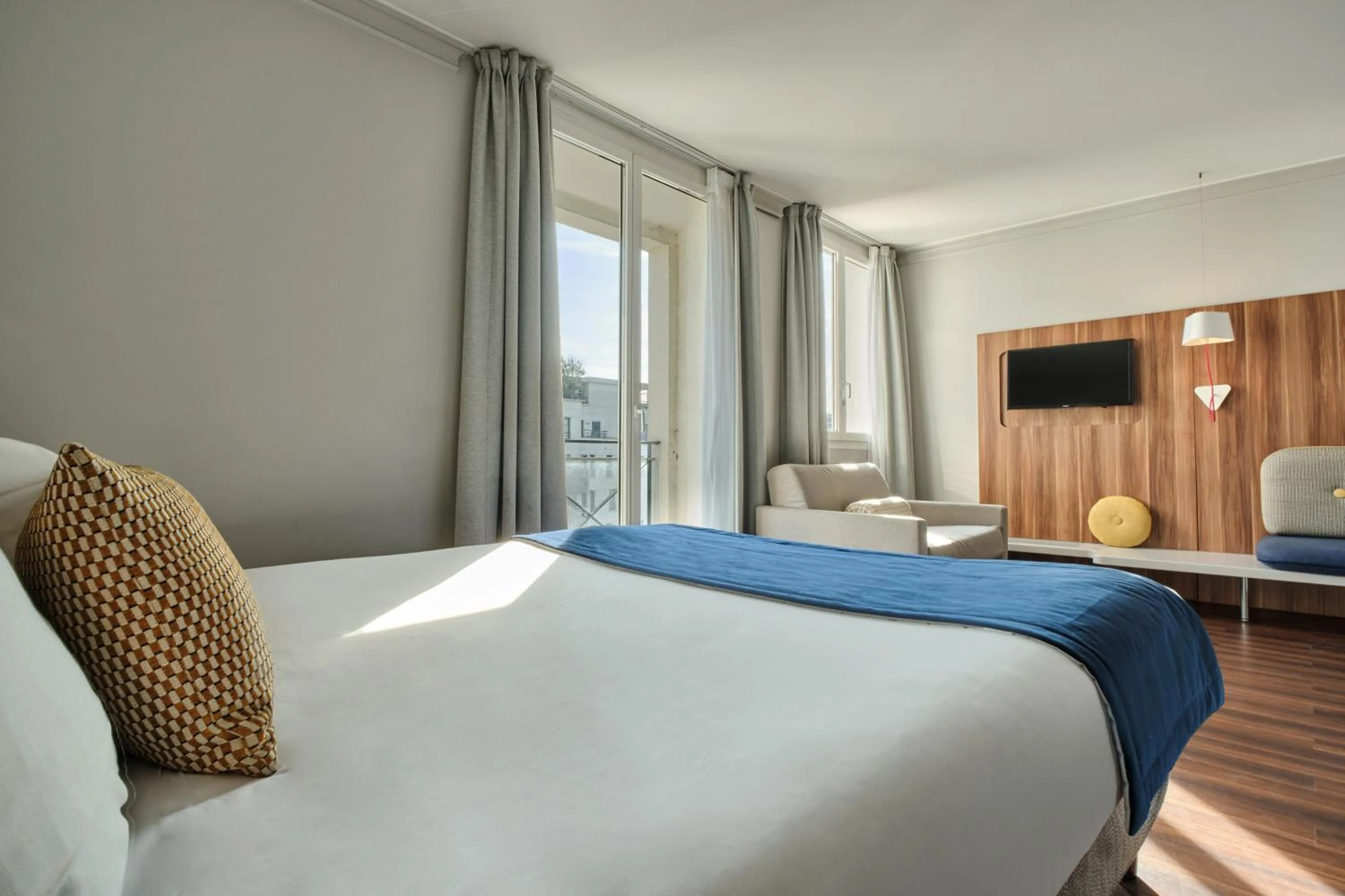 Photo of the whole room, Bed in Hotel Atrium by Happyculture