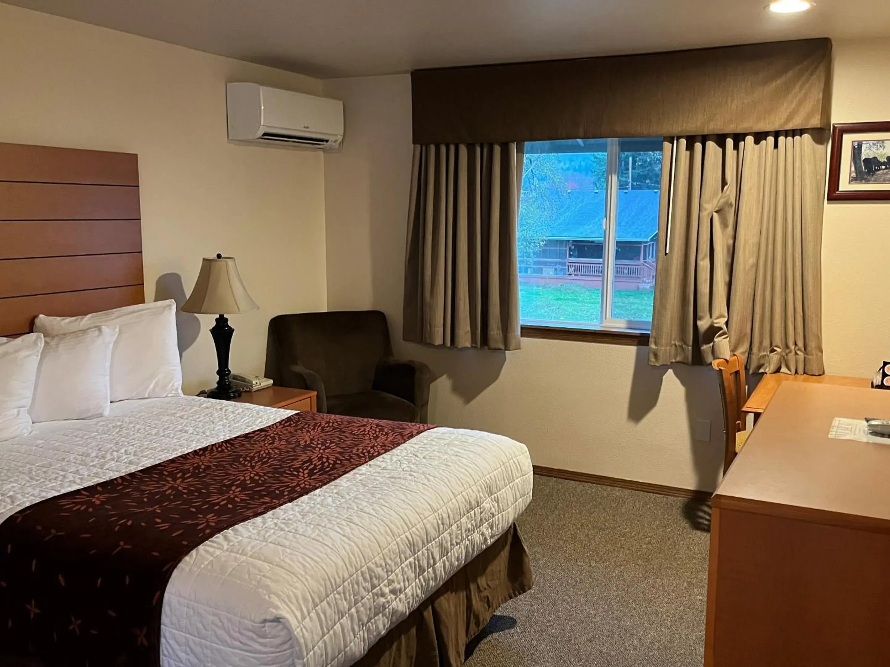 Bedroom, Bed in Seasons Motel Bedroom, Bed in Seasons Motel