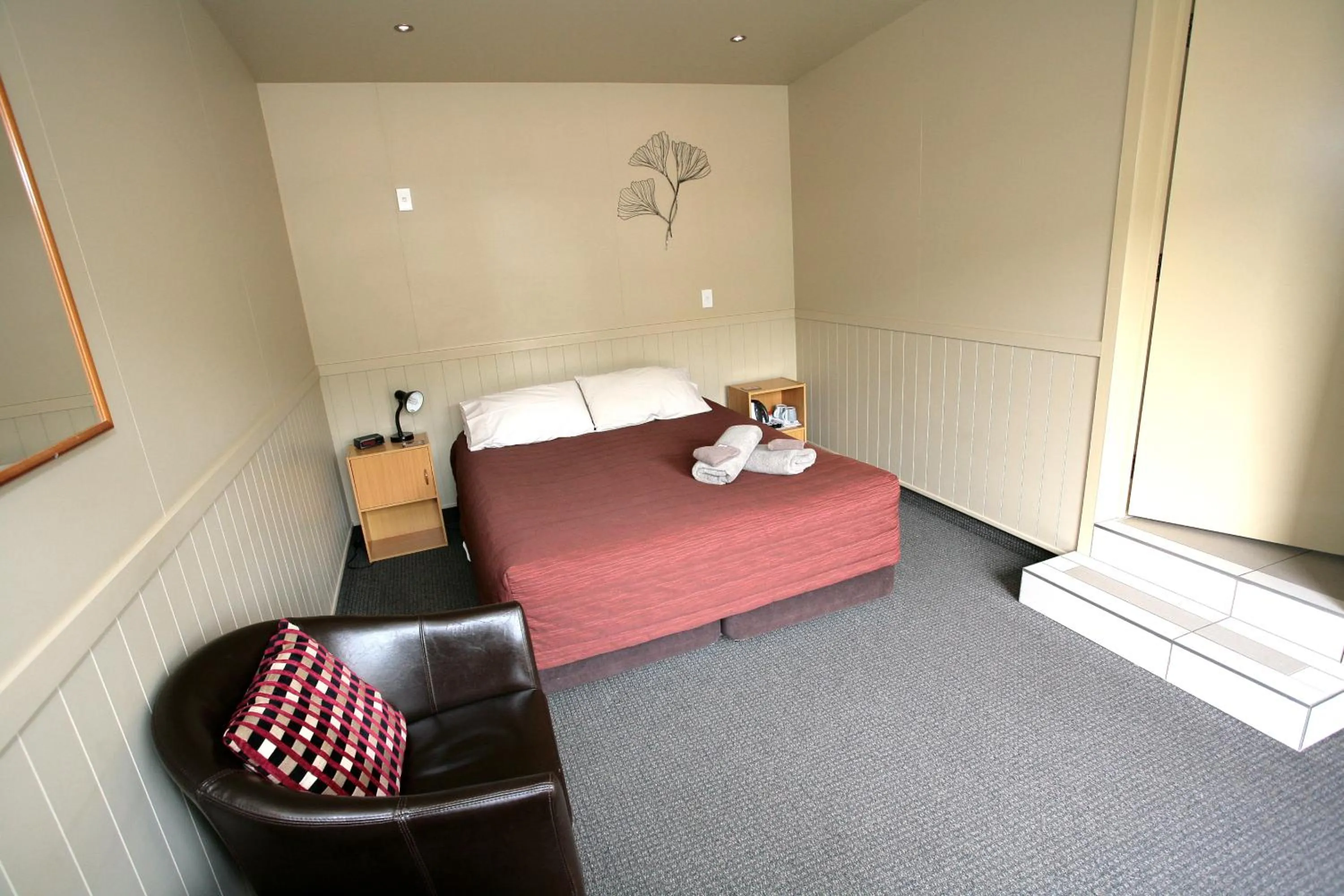 Queen Room with Private Bathroom in Oamaru TOP 10 Holiday Park