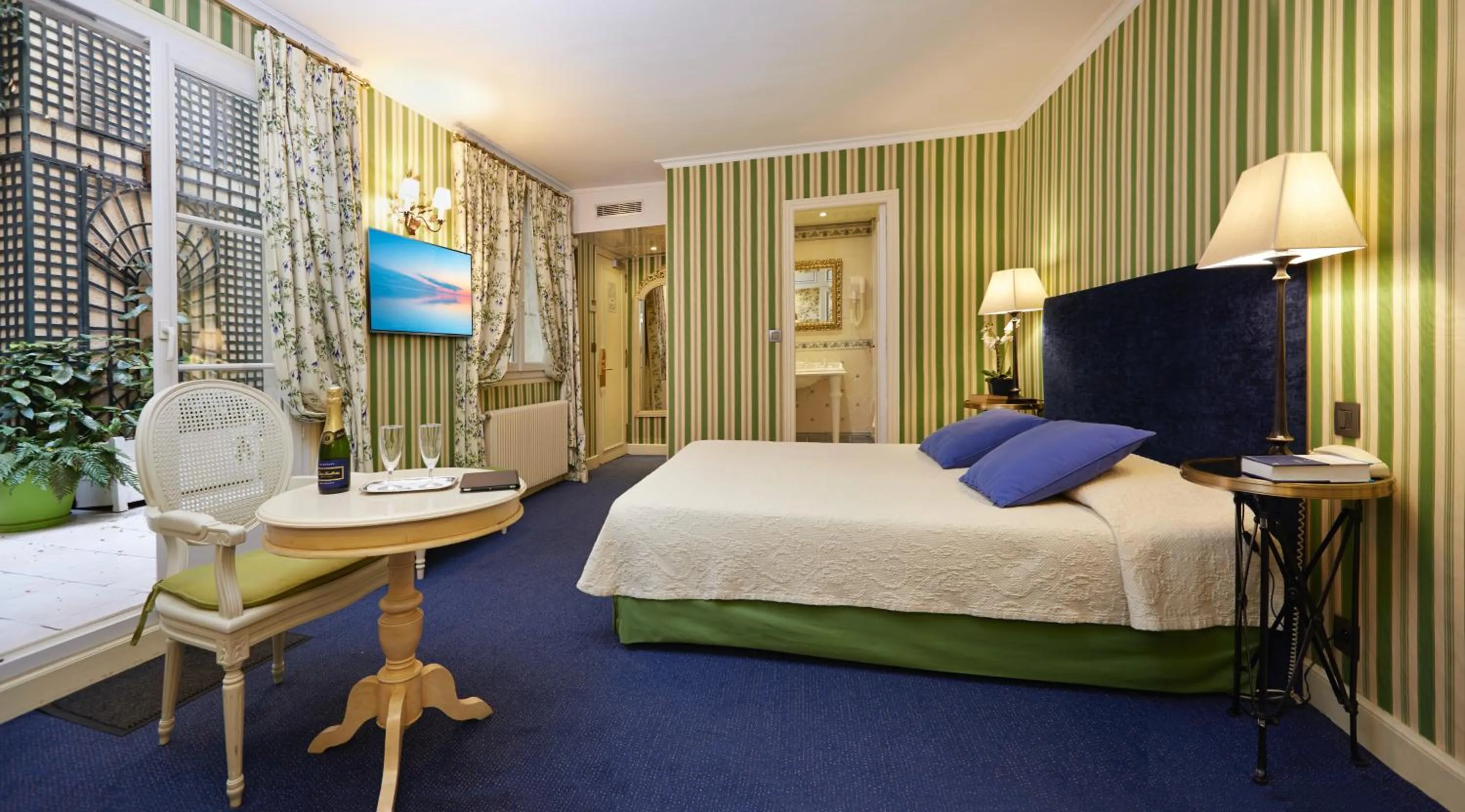 Photo of the whole room, Bed in Hôtel Beaubourg