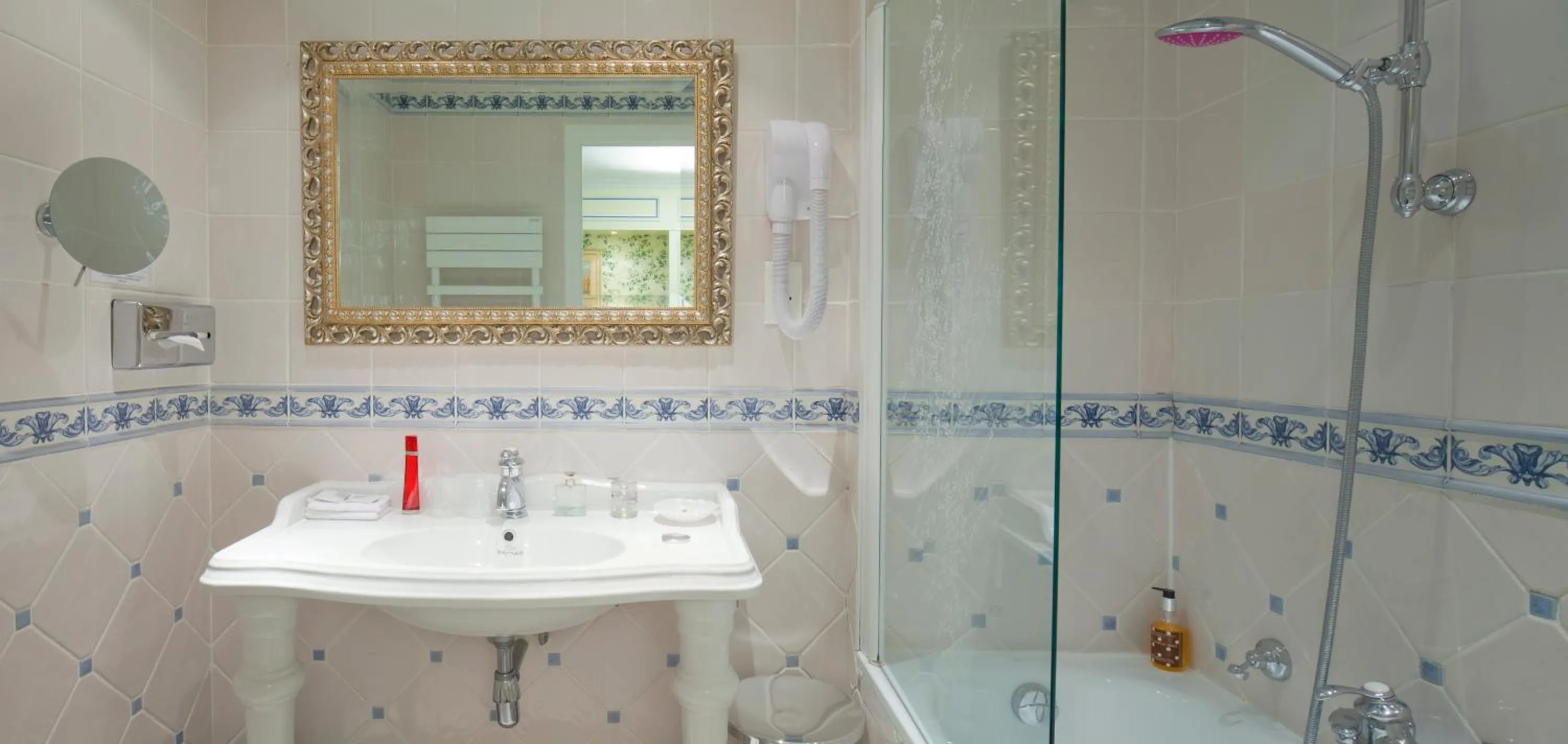 Bathroom in Hôtel Beaubourg