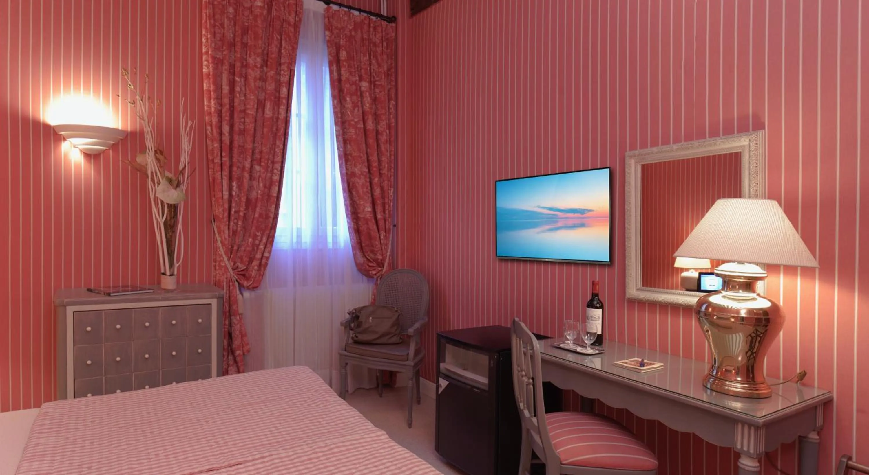 Bed in Hôtel Beaubourg