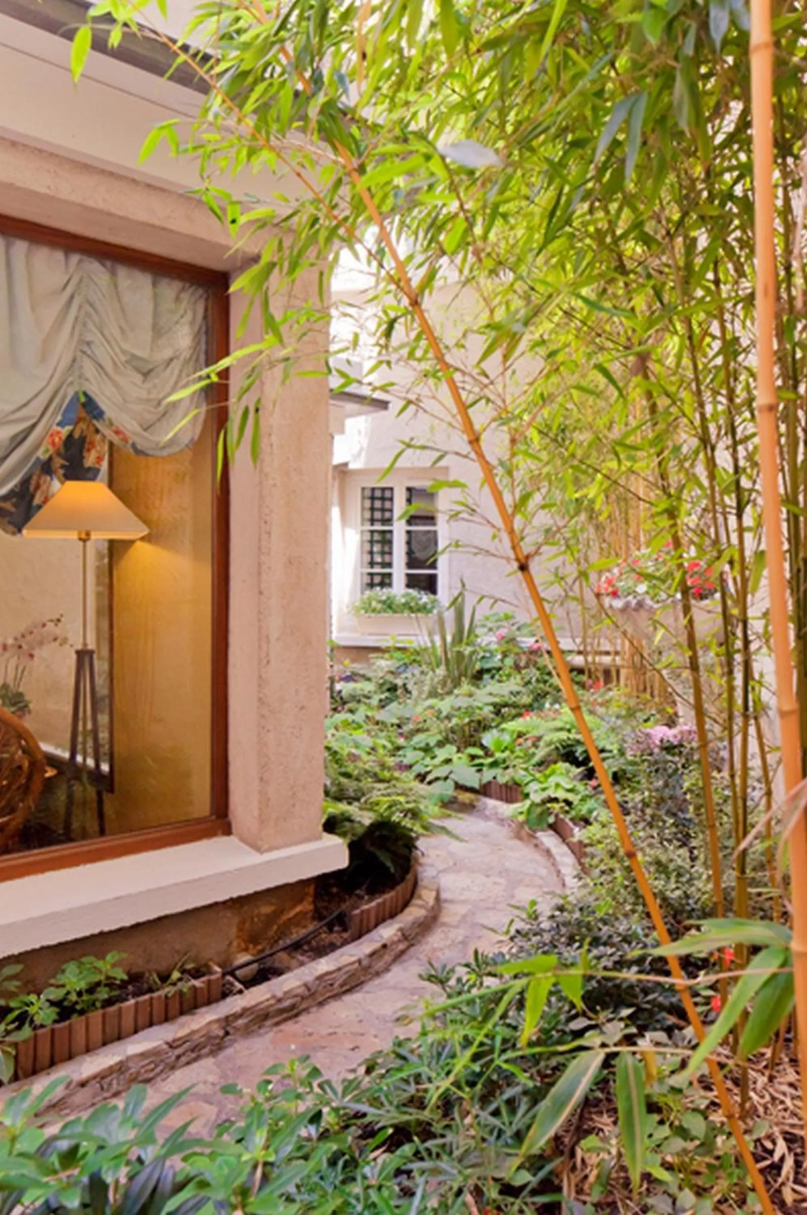 Patio in Hôtel Beaubourg