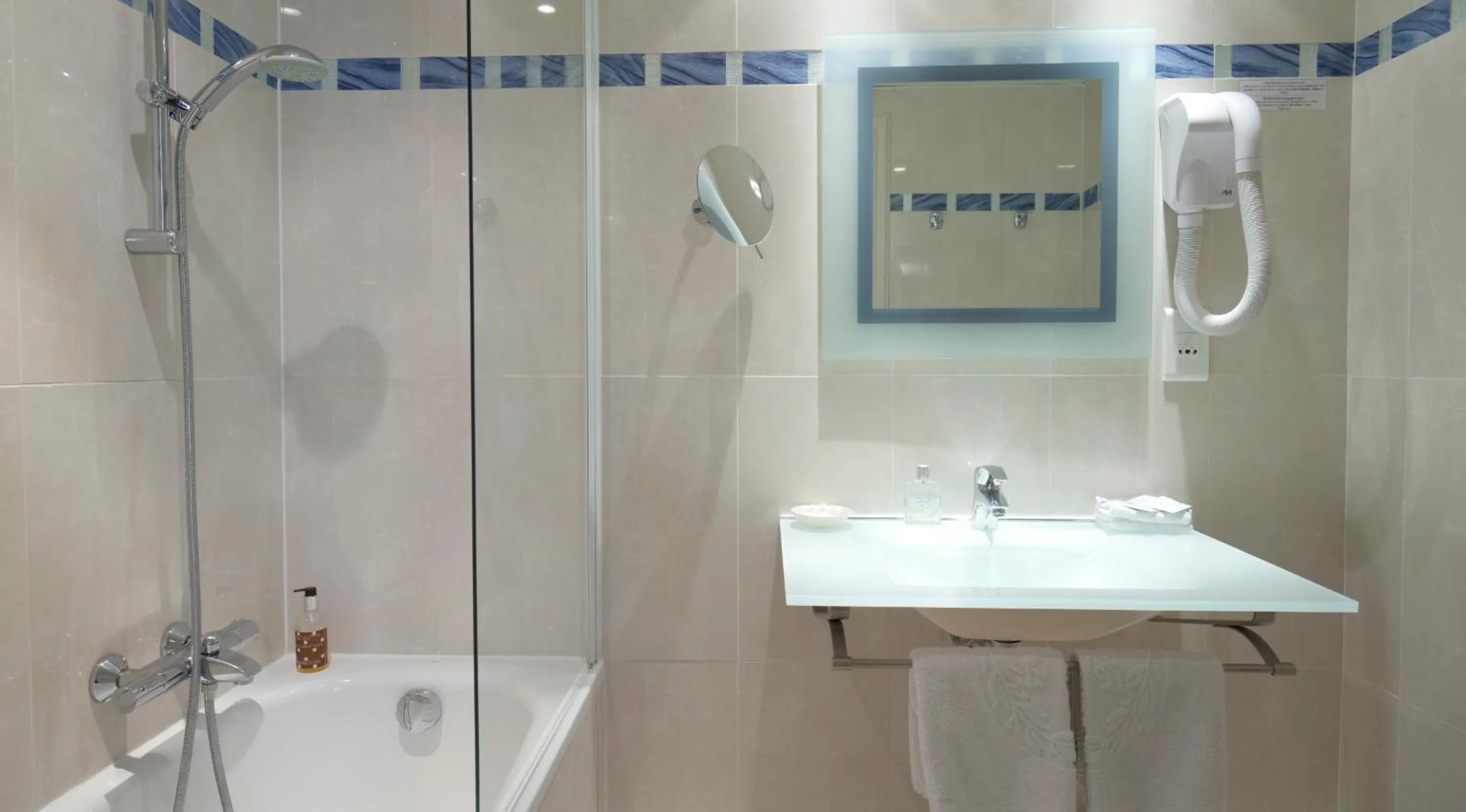 Bathroom in Hôtel Beaubourg