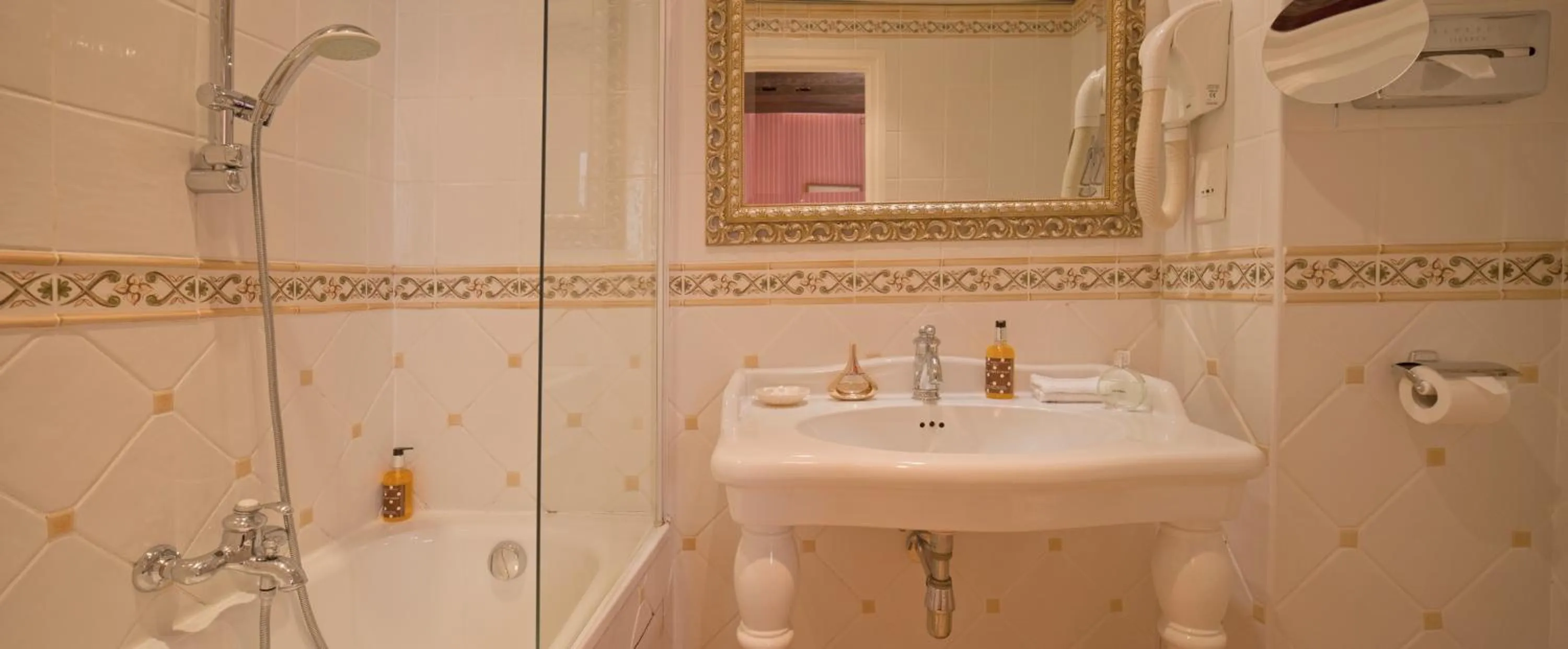 Bathroom in Hôtel Beaubourg