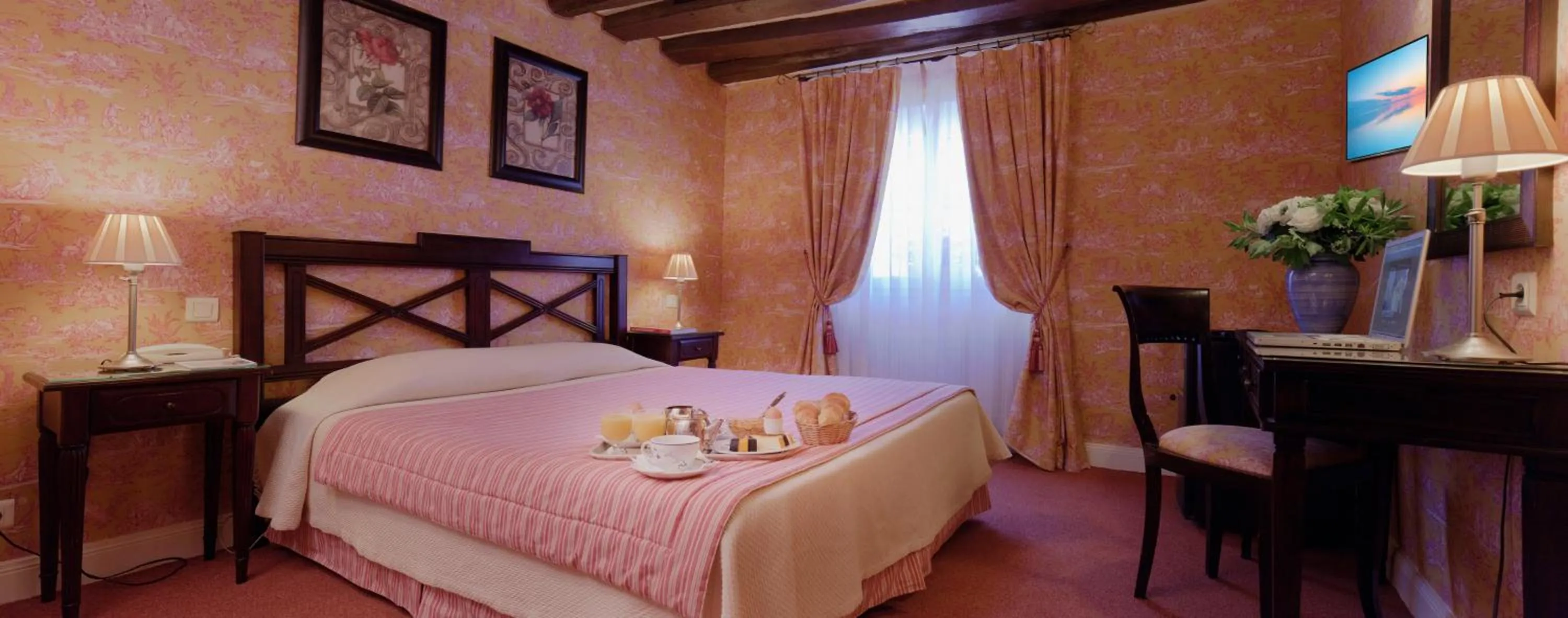 Bed in Hôtel Beaubourg