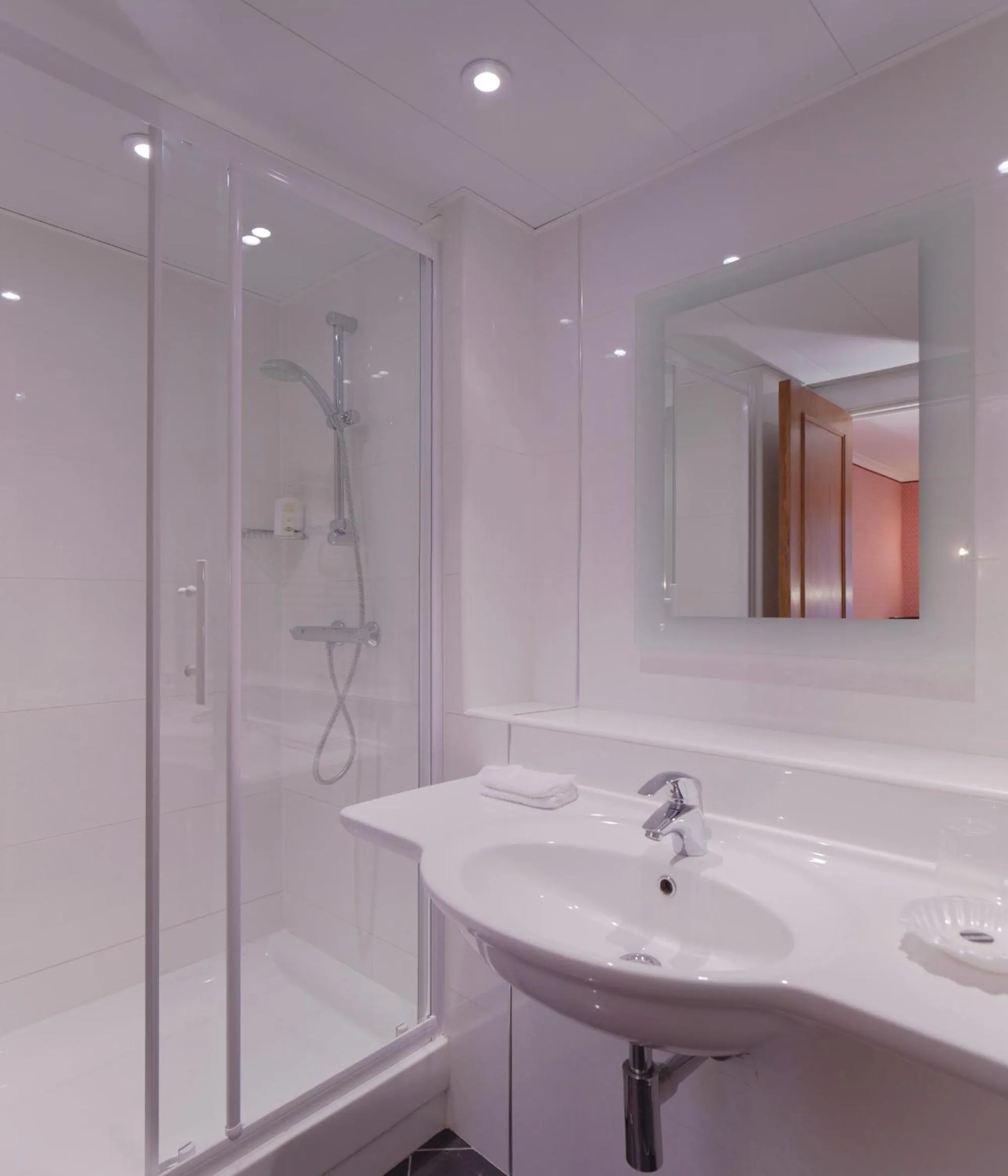Bathroom in Hôtel Beaubourg