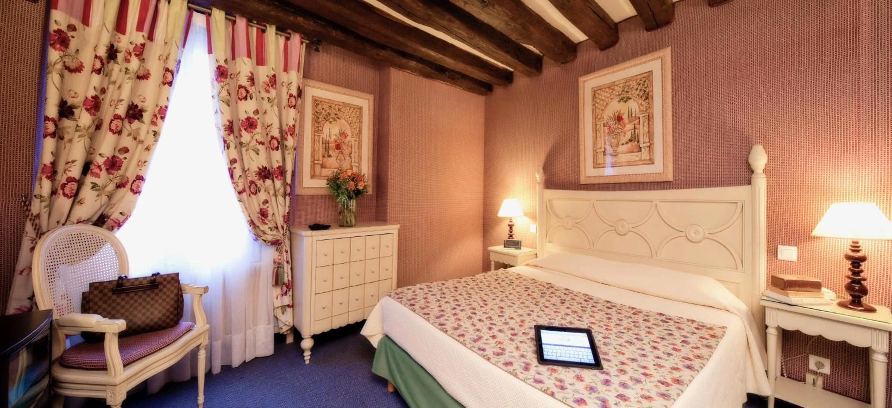 Bed in Hôtel Beaubourg