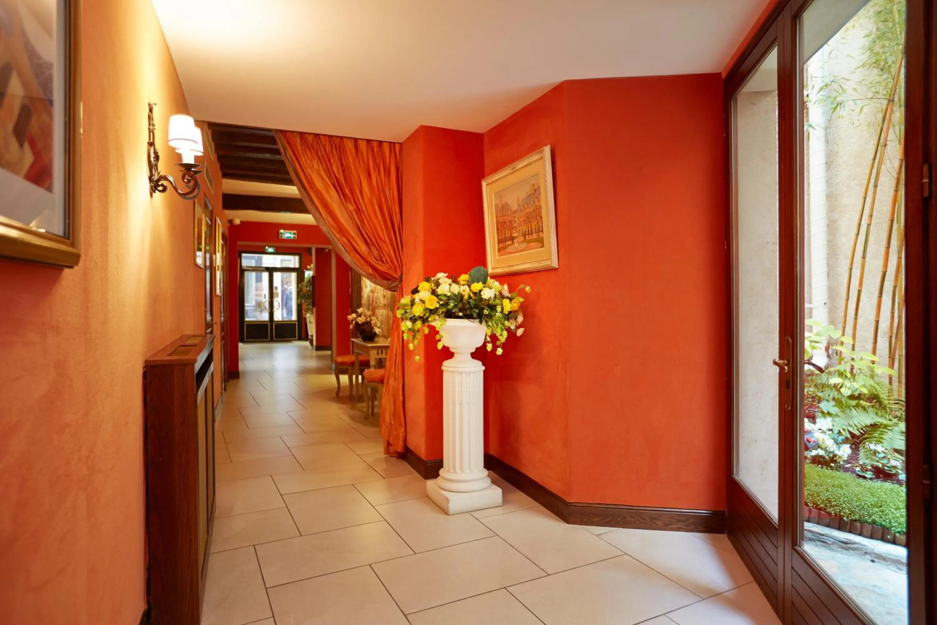 Patio in Hôtel Beaubourg