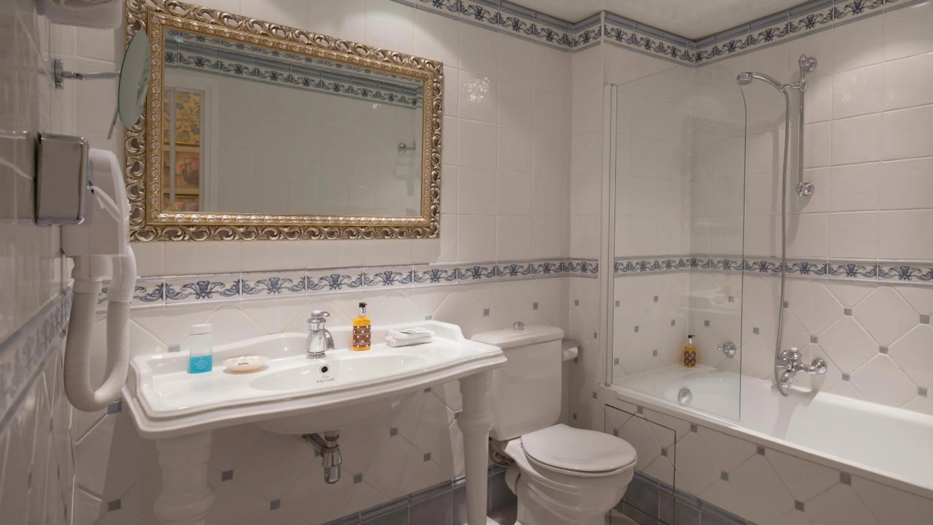 Bathroom in Hôtel Beaubourg