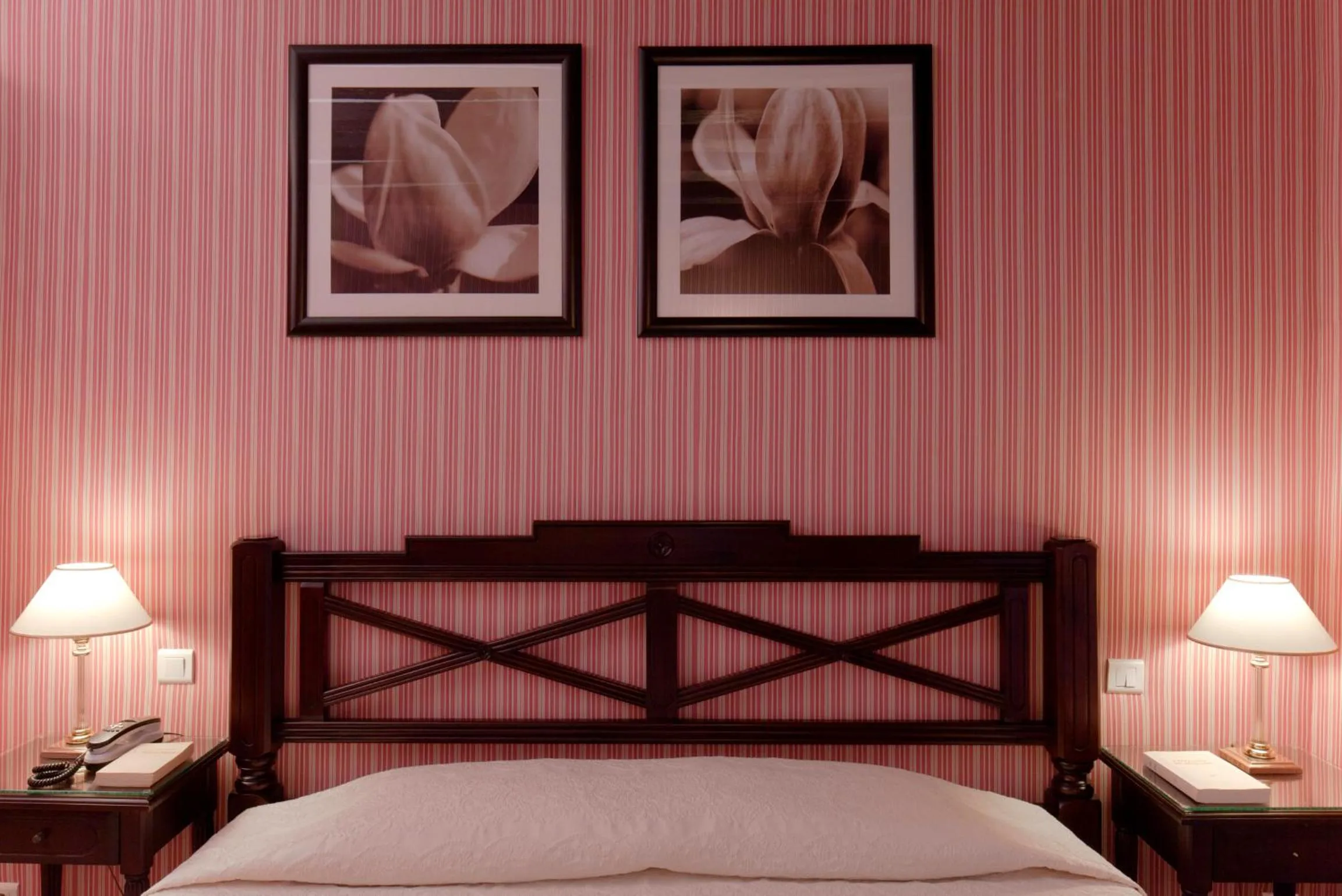 Bed in Hôtel Beaubourg