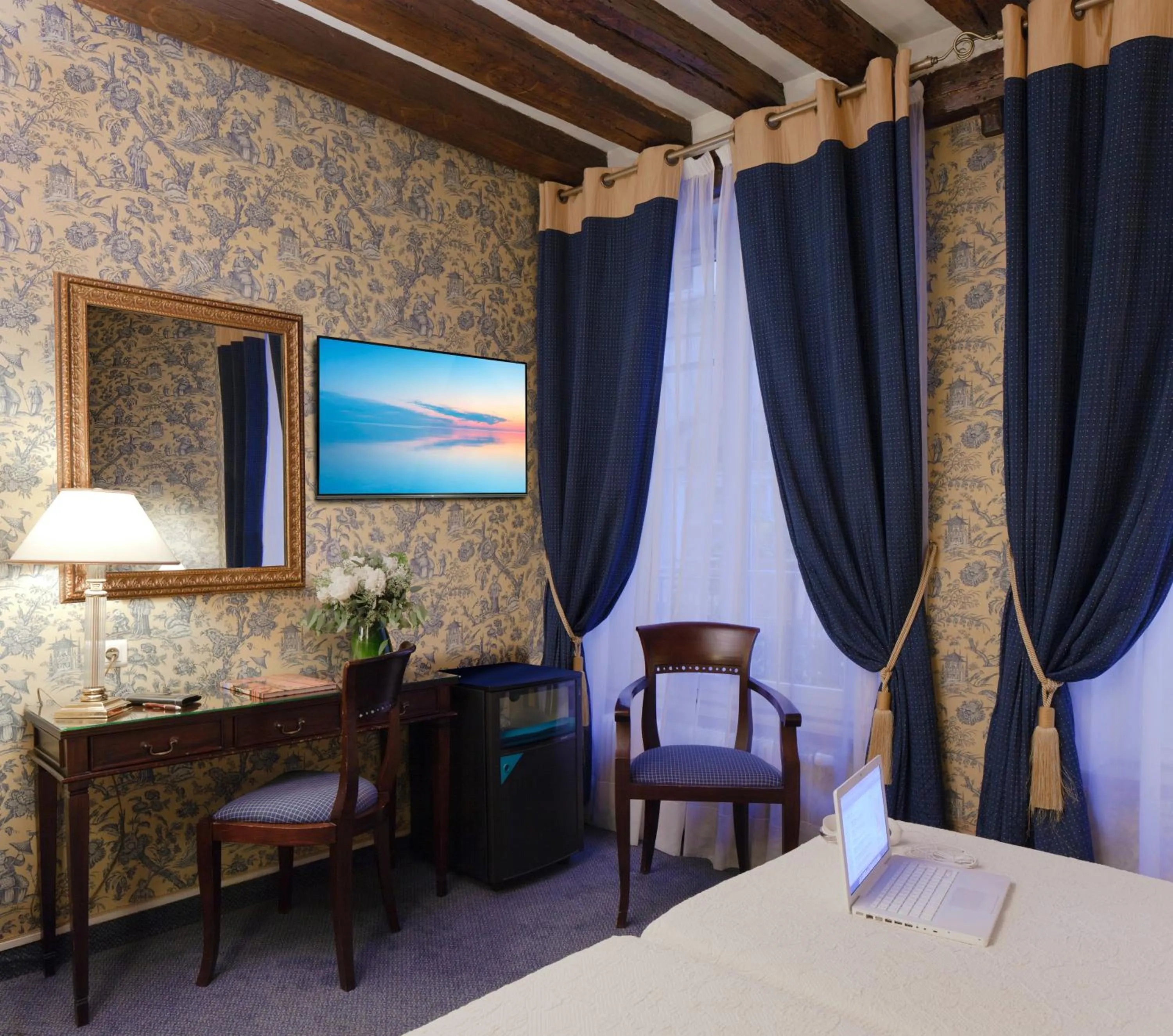 TV and multimedia, Bed in Hôtel Beaubourg