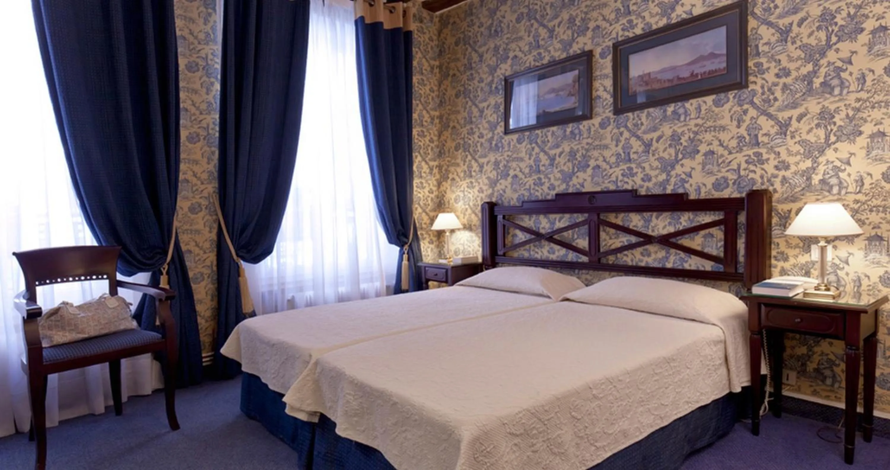 Bed in Hôtel Beaubourg