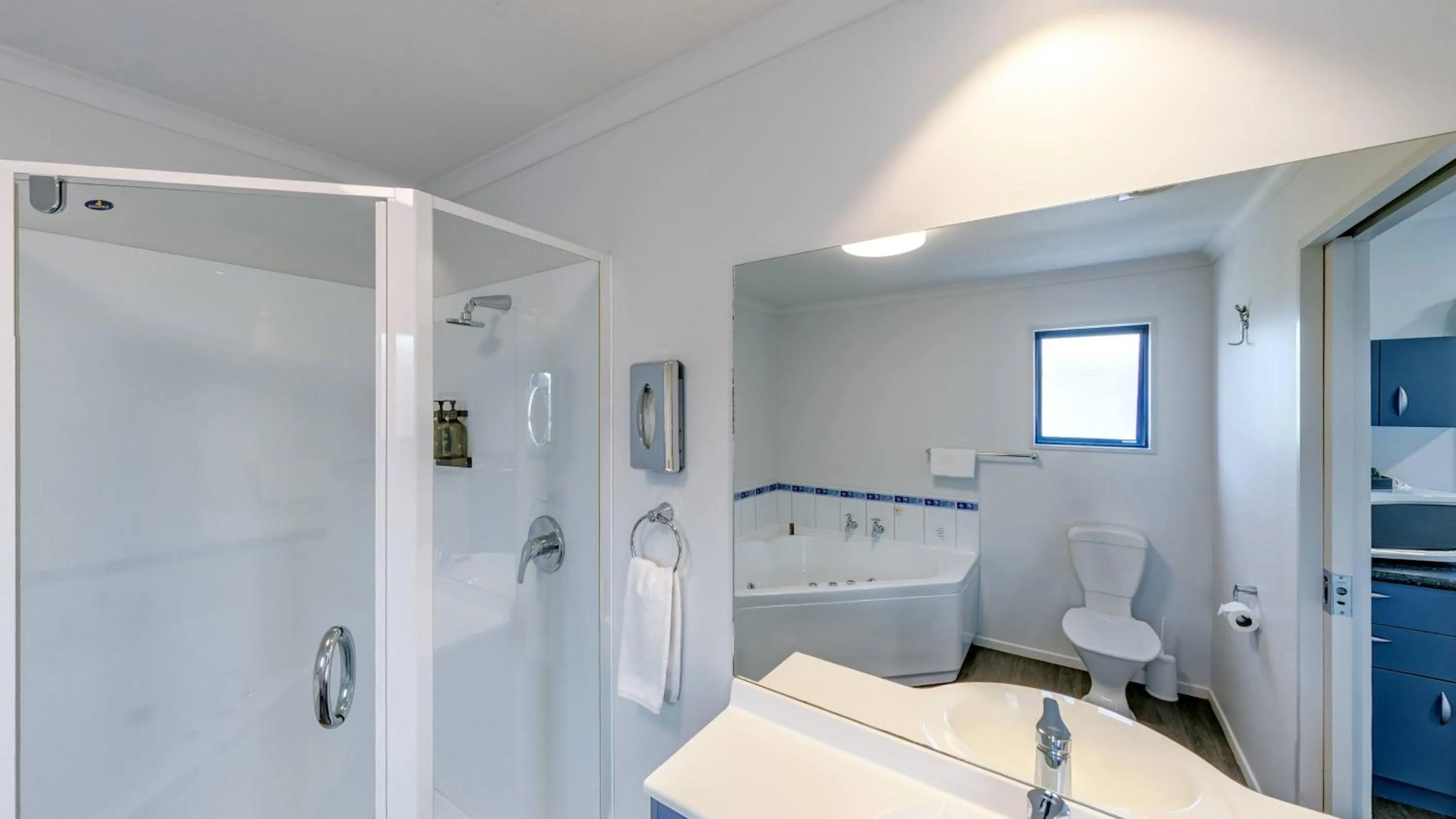 Bathroom in Bay Viaduct Motor Lodge