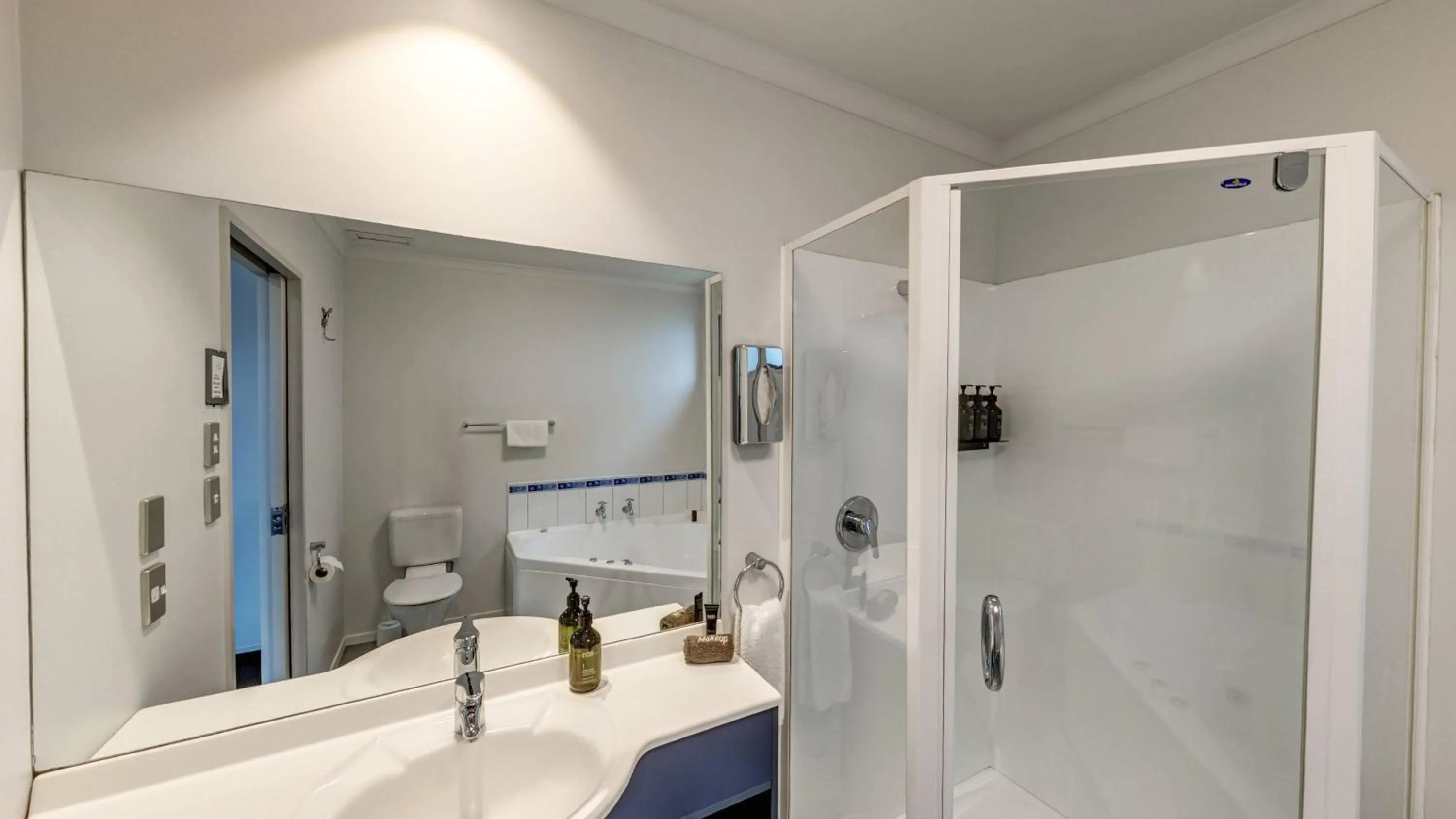 Bathroom in Bay Viaduct Motor Lodge