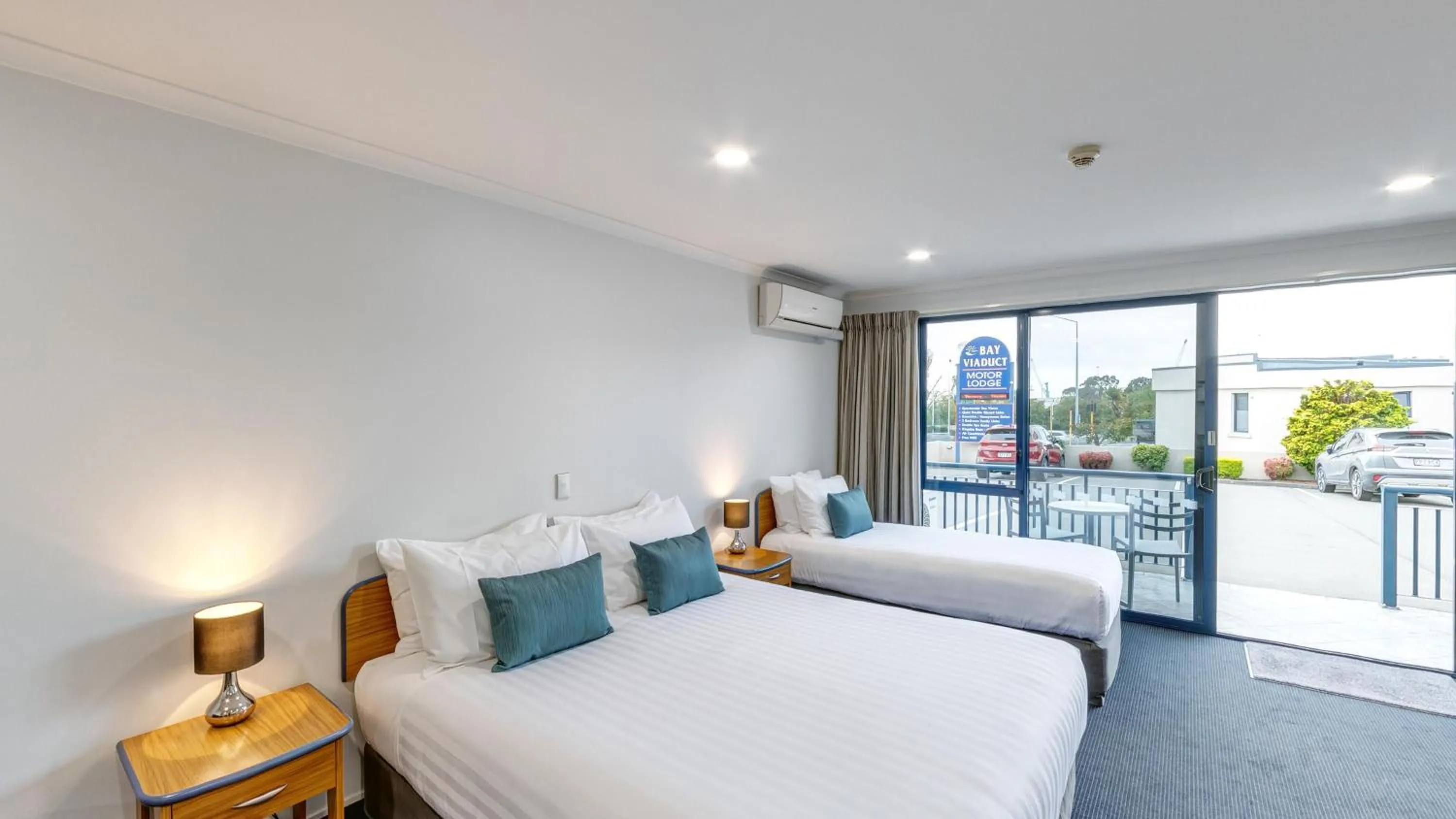 Balcony/Terrace, Bed in Bay Viaduct Motor Lodge