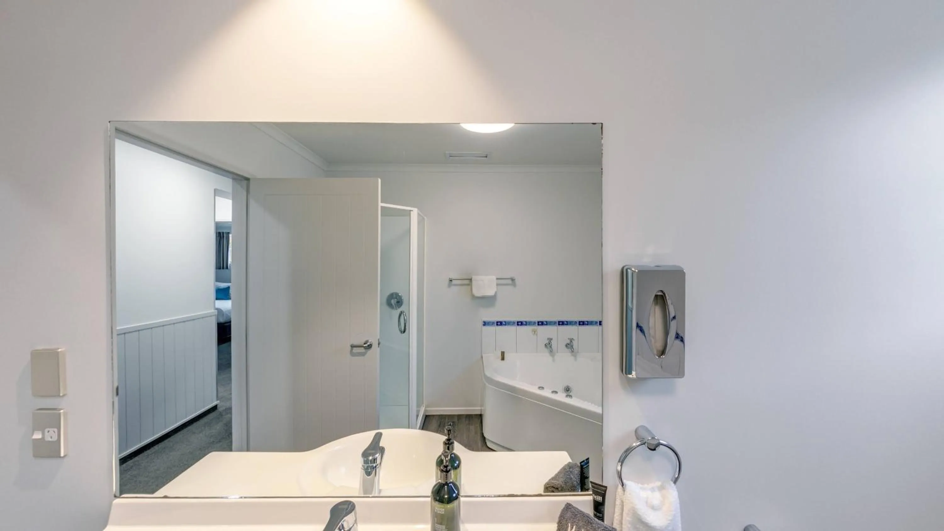 Bathroom in Bay Viaduct Motor Lodge