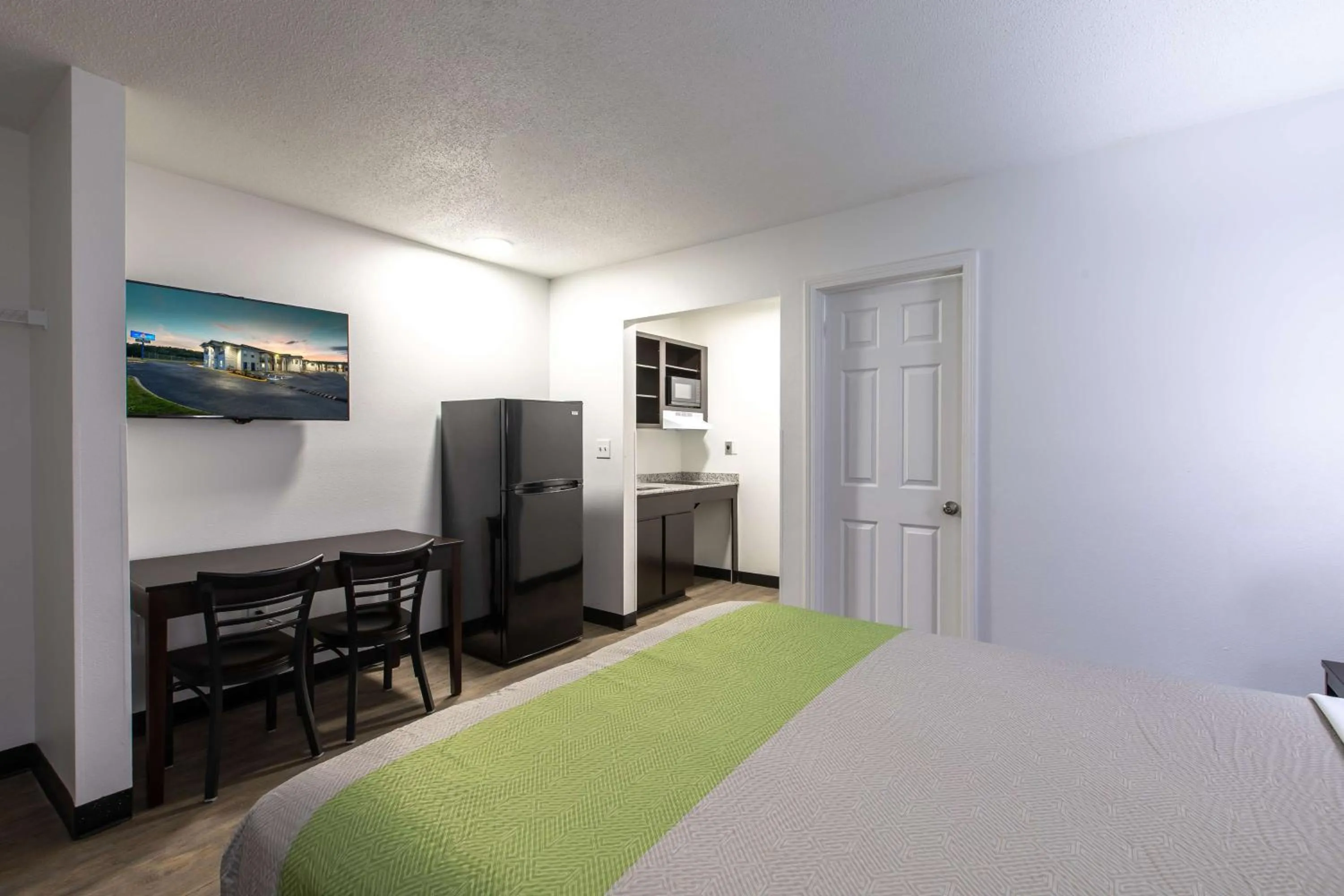 TV and multimedia, Bed in Studio 6-Greenville, SC - I-85 Near Downtown