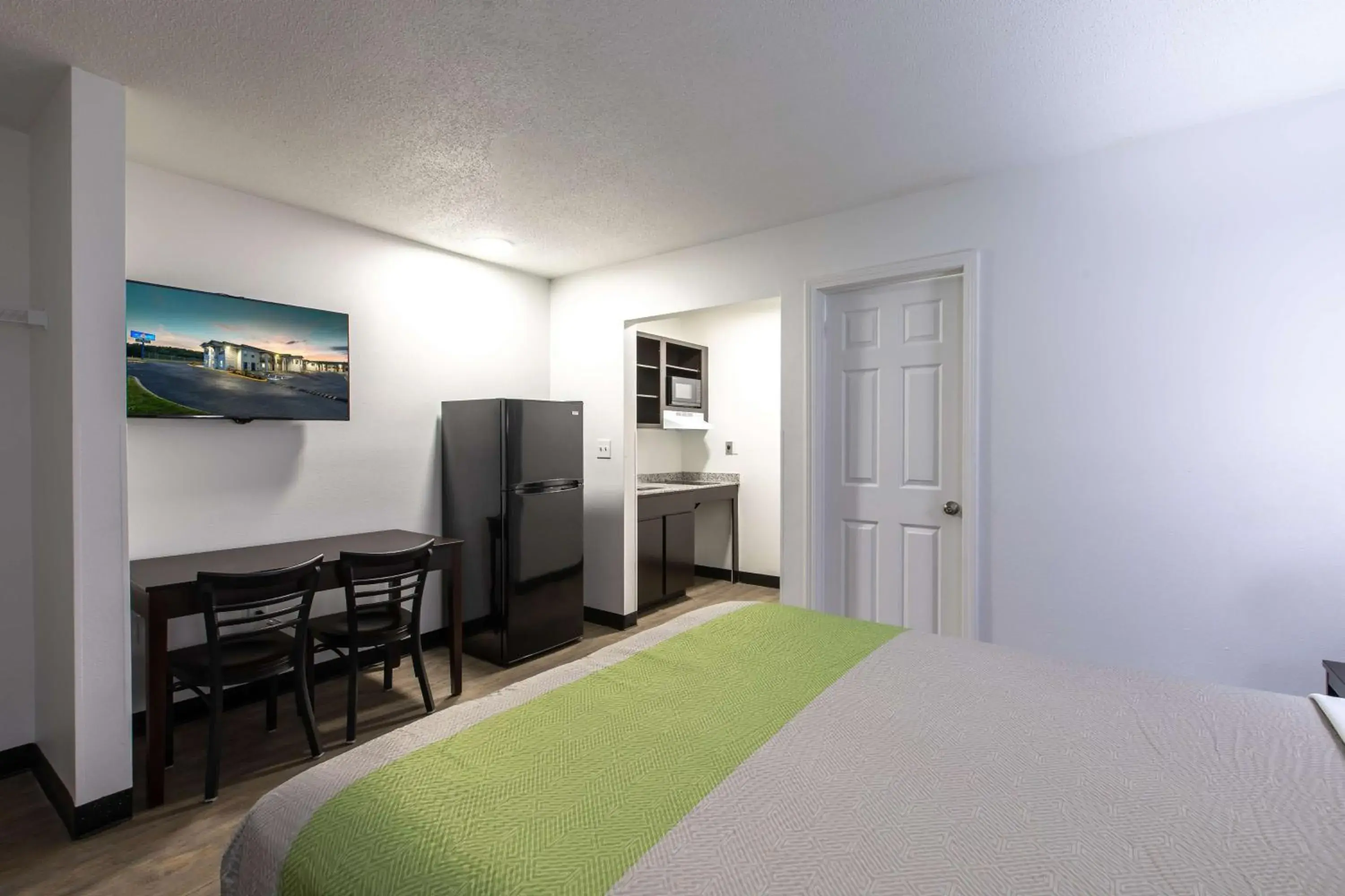 TV and multimedia, Bed in Studio 6-Greenville, SC - I-85 Near Downtown TV and multimedia, Bed in Studio 6-Greenville, SC - I-85 Near Downtown