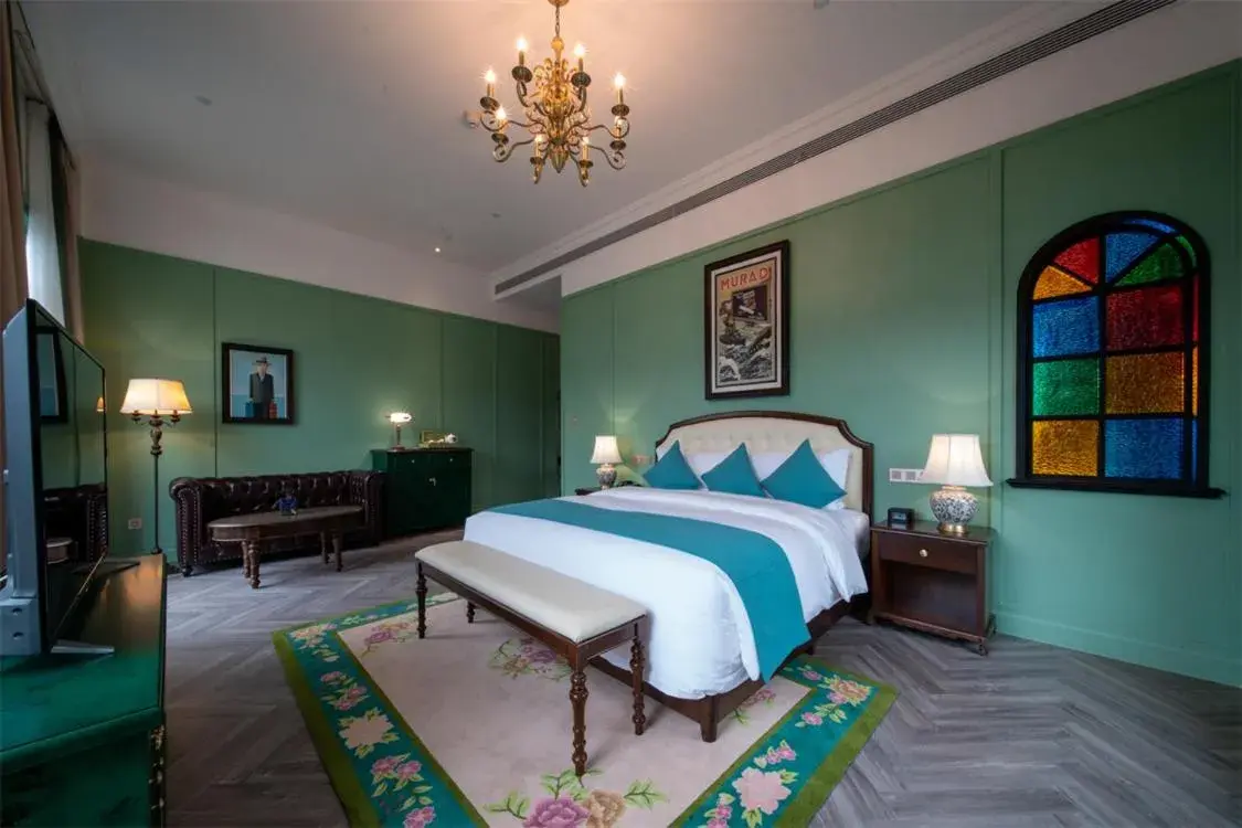 Premium King Room with Courtyard View in Hotel Indigo Heilong Lake by IHG Premium King Room with Courtyard View in Hotel Indigo Heilong Lake by IHG