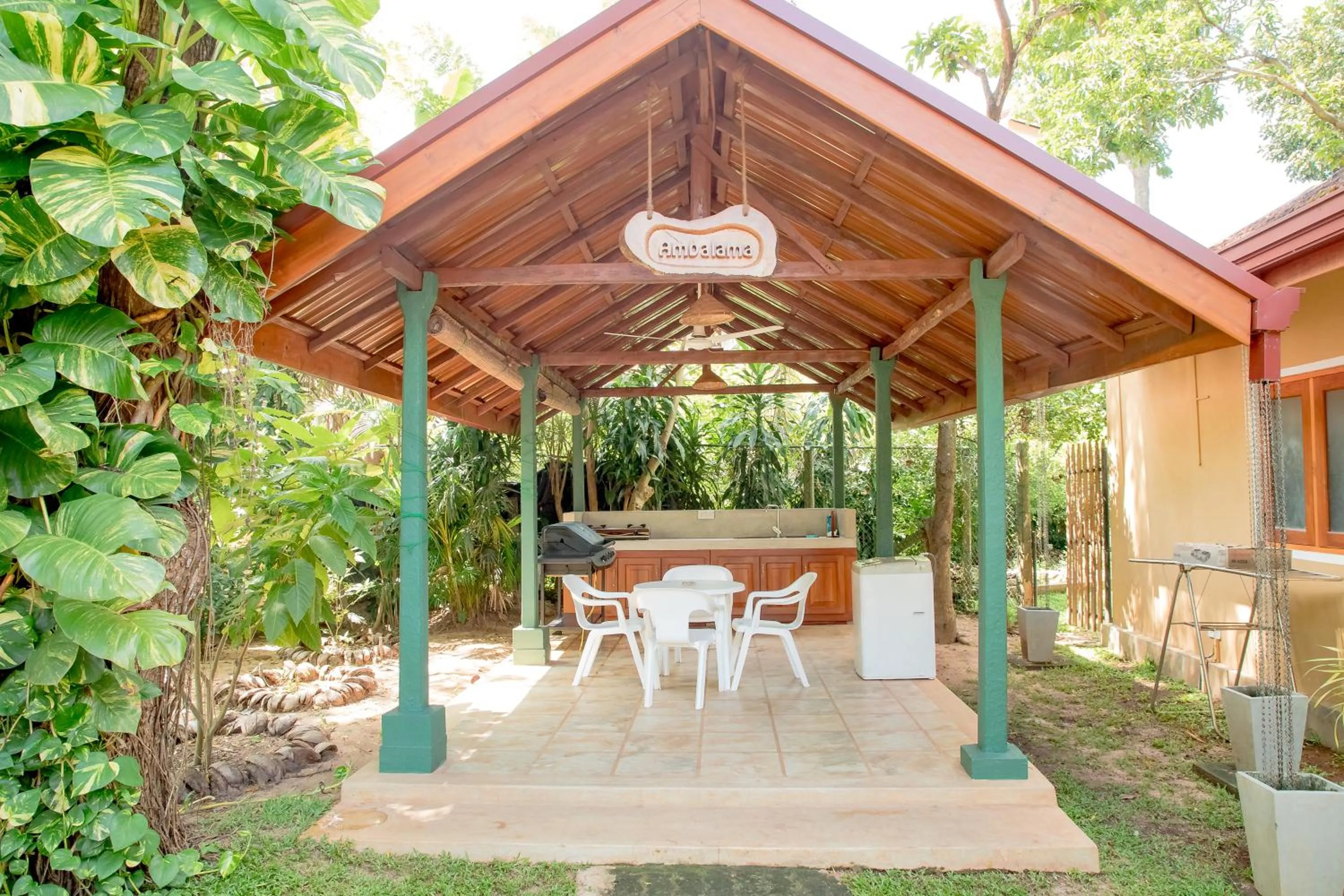 BBQ facilities in Villa Shade