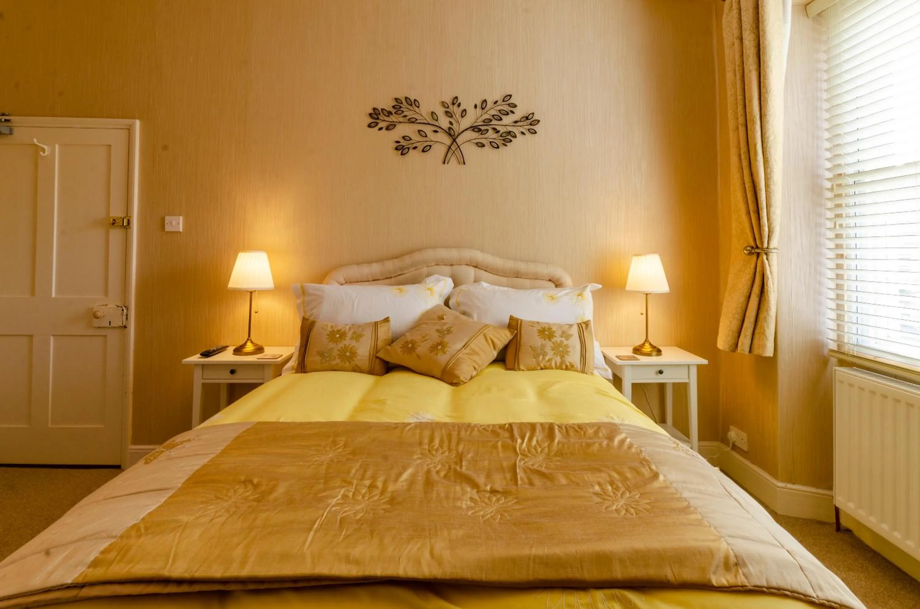 Photo of the whole room, Bed in Pinfold House