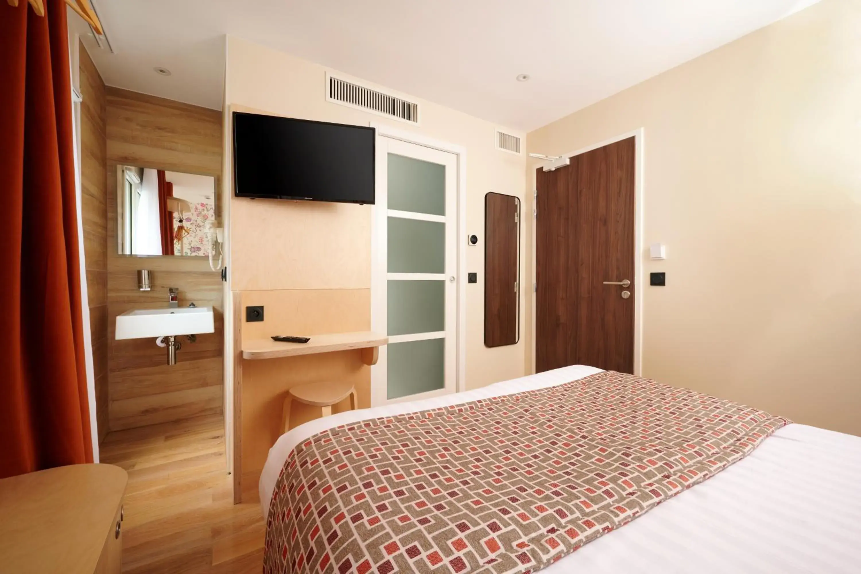 Photo of the whole room, Bed in VLH Montparnasse Eiffel Photo of the whole room, Bed in VLH Montparnasse Eiffel