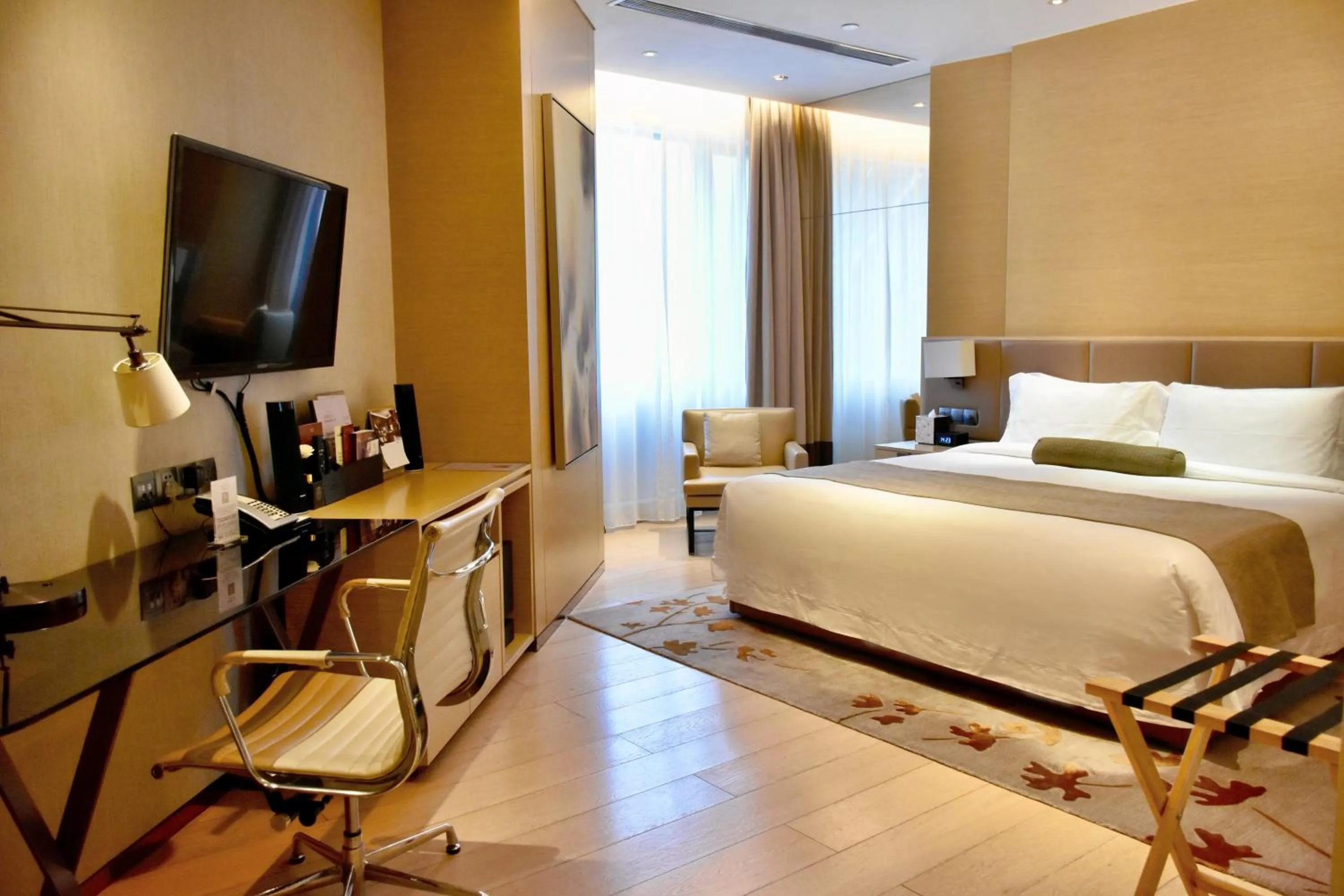 Seating area, Bed in Fraser Suites Guangzhou