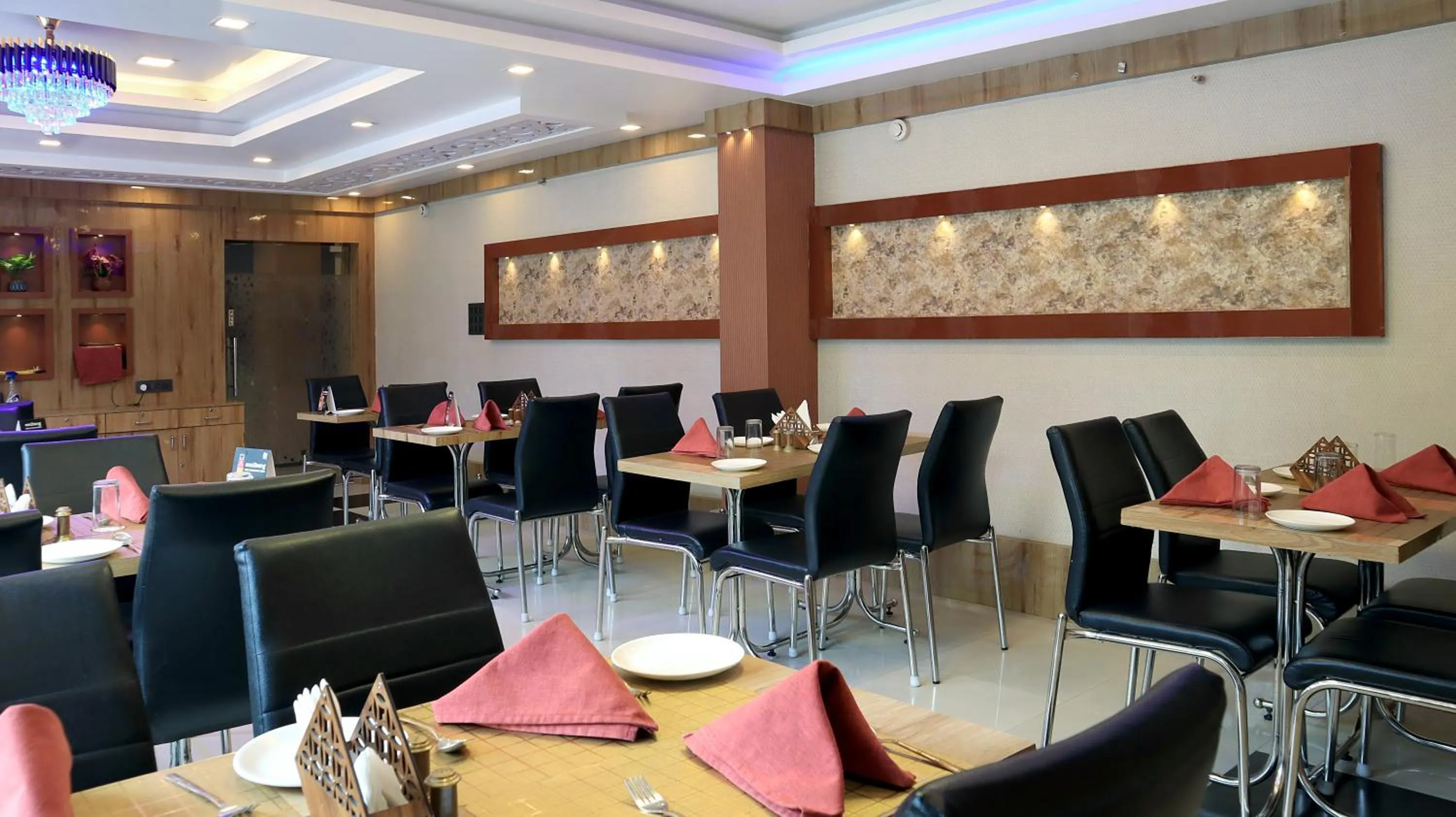 Restaurant/places to eat in Hotel Executive Tower