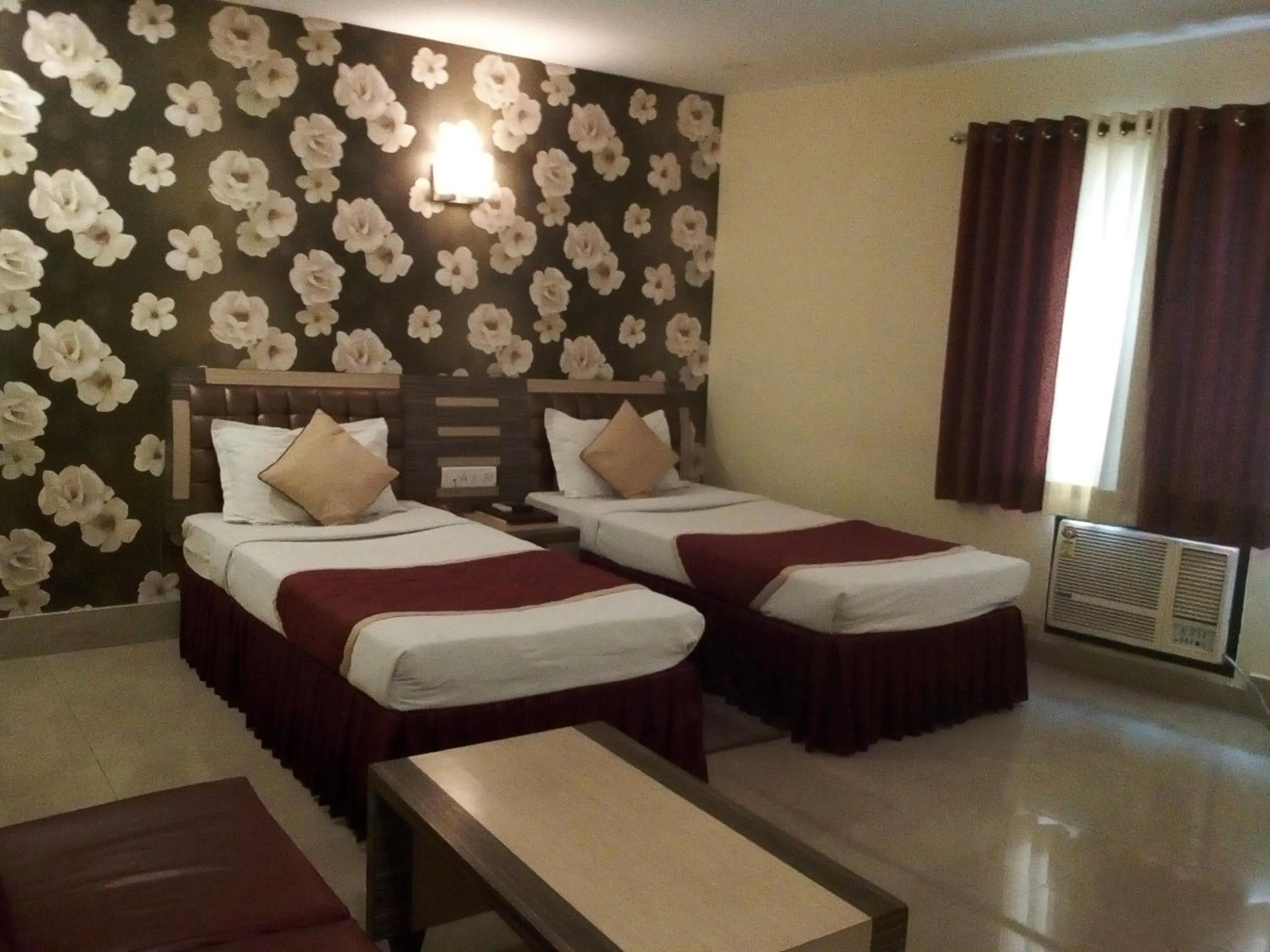 Property building, Bed in Hotel Executive Tower