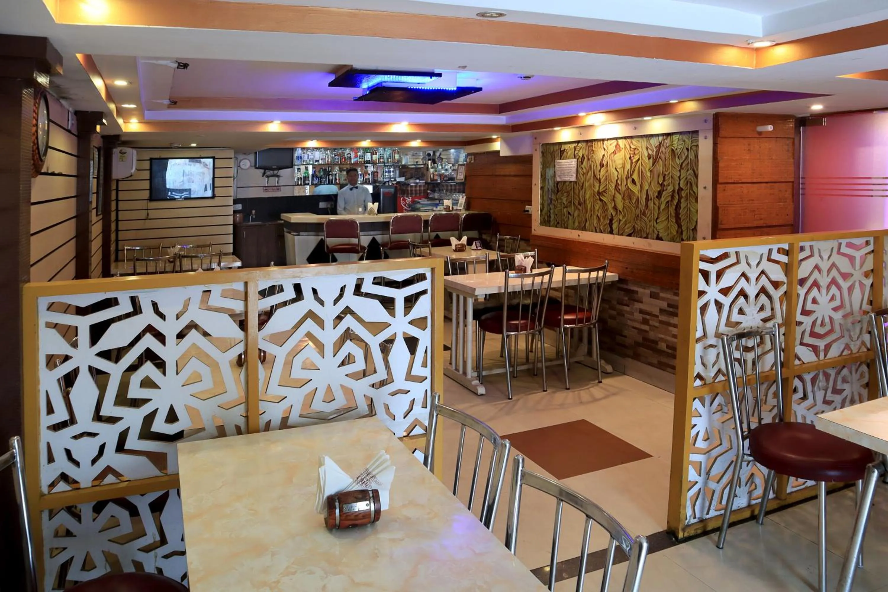 Restaurant/places to eat in Hotel Executive Tower