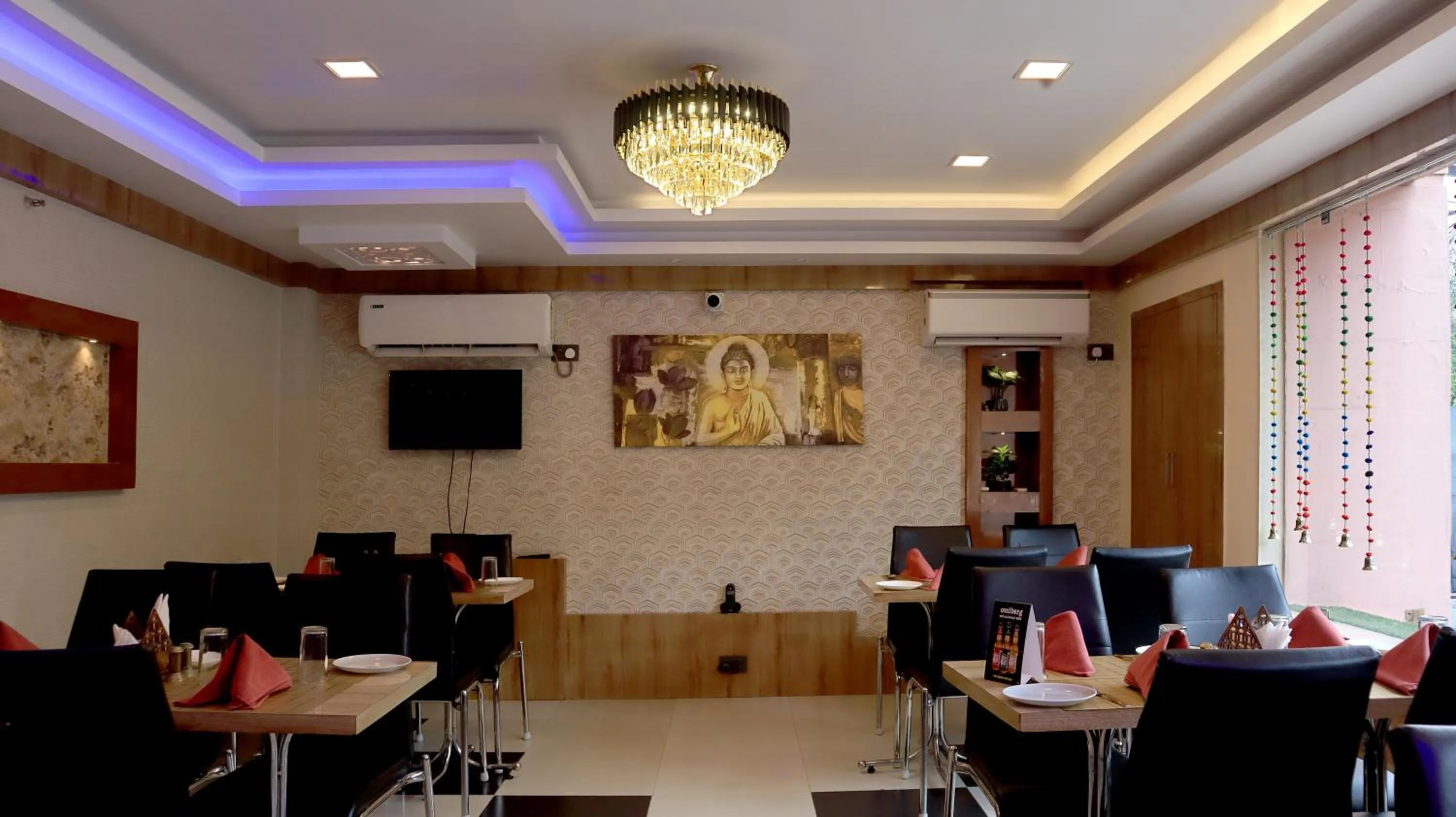 Restaurant/places to eat in Hotel Executive Tower