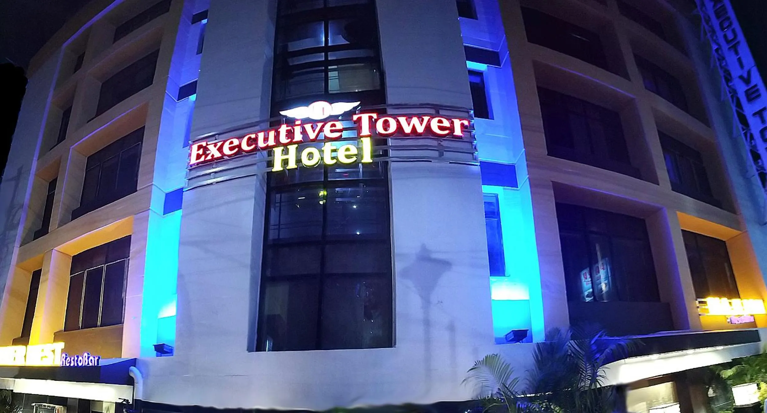 Facade/entrance in Hotel Executive Tower