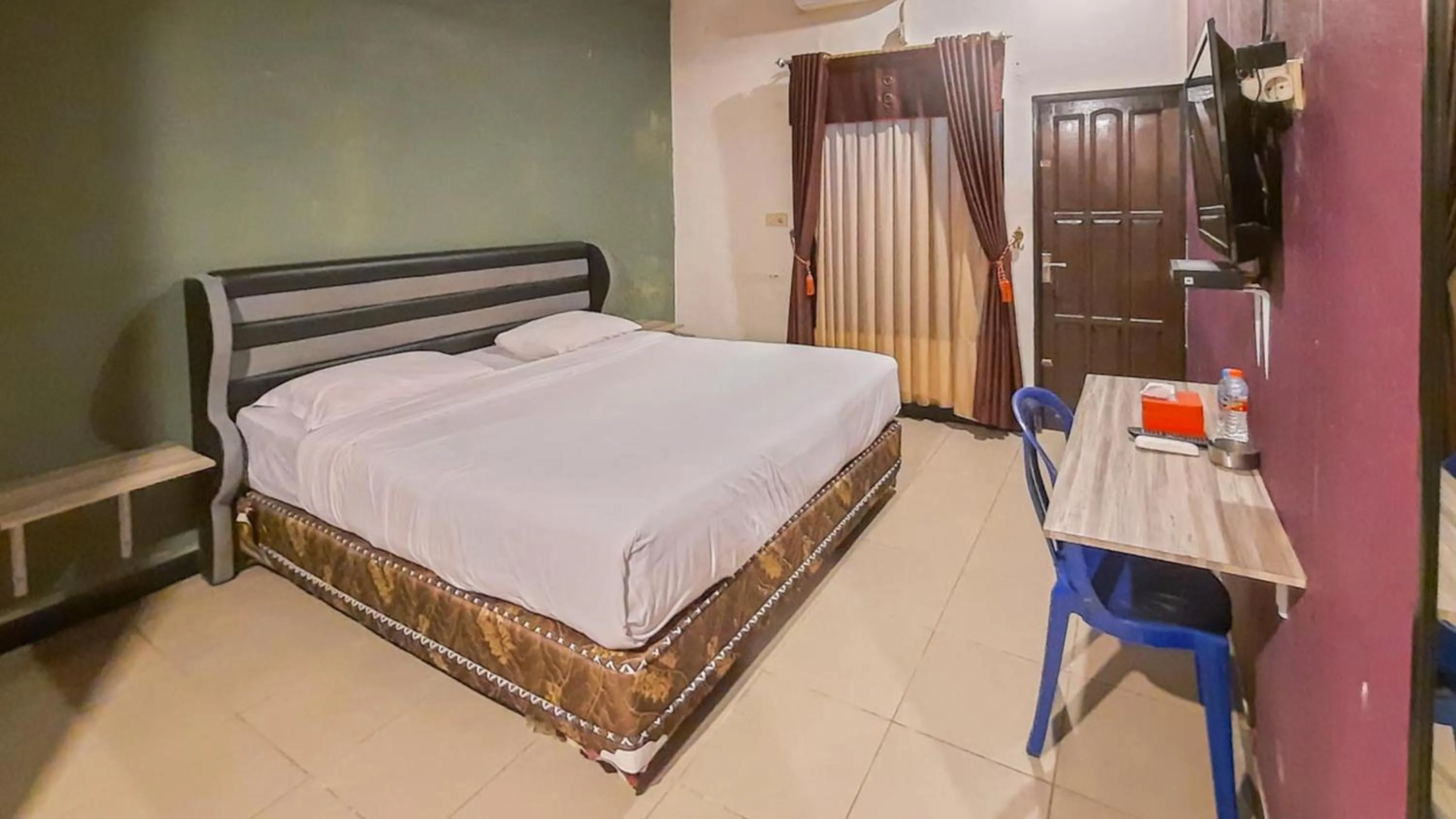 Bedroom, Bed in Wisma Malawen Palangkaraya Mitra RedDoorz