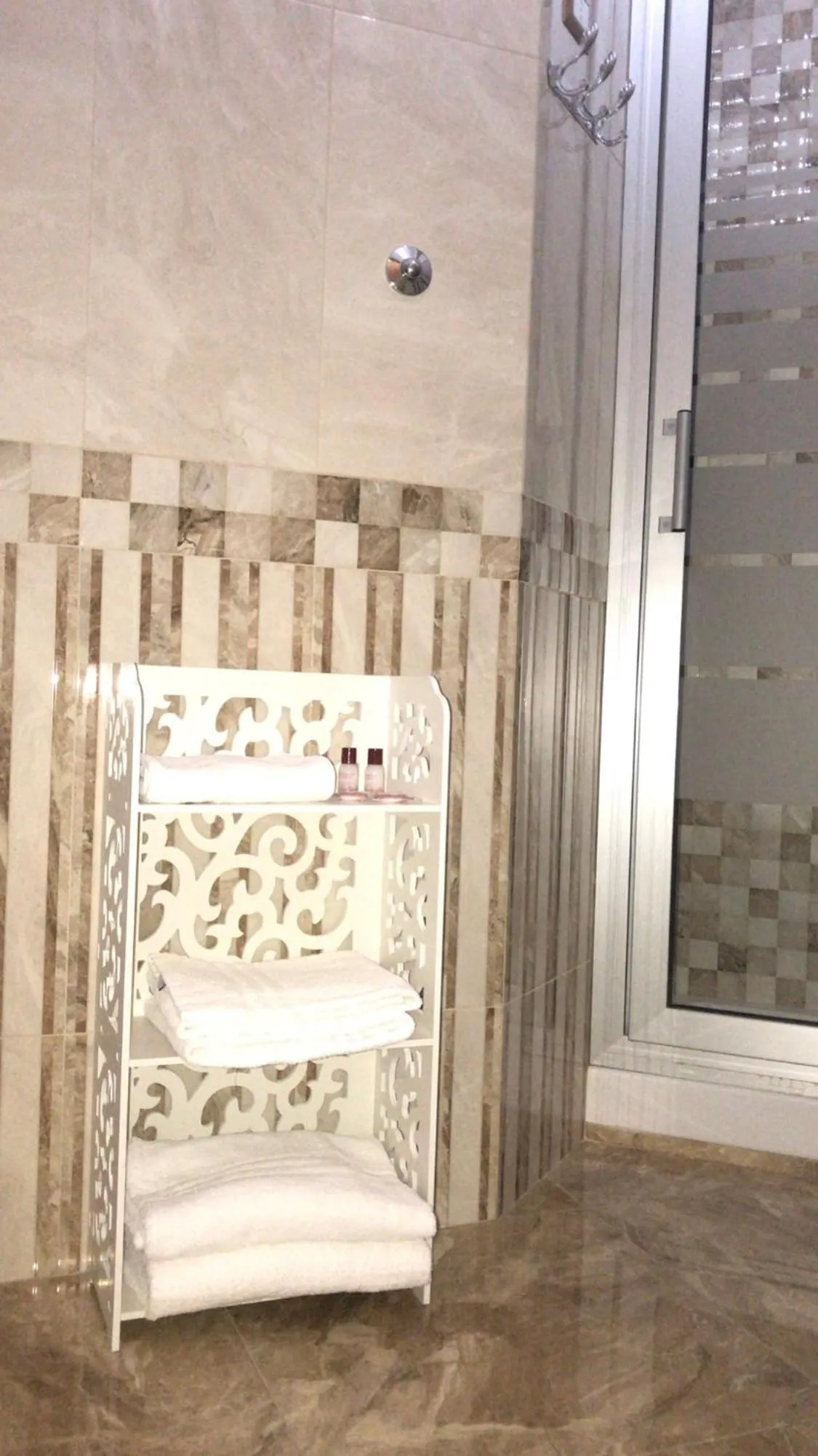 Shower in Gold94