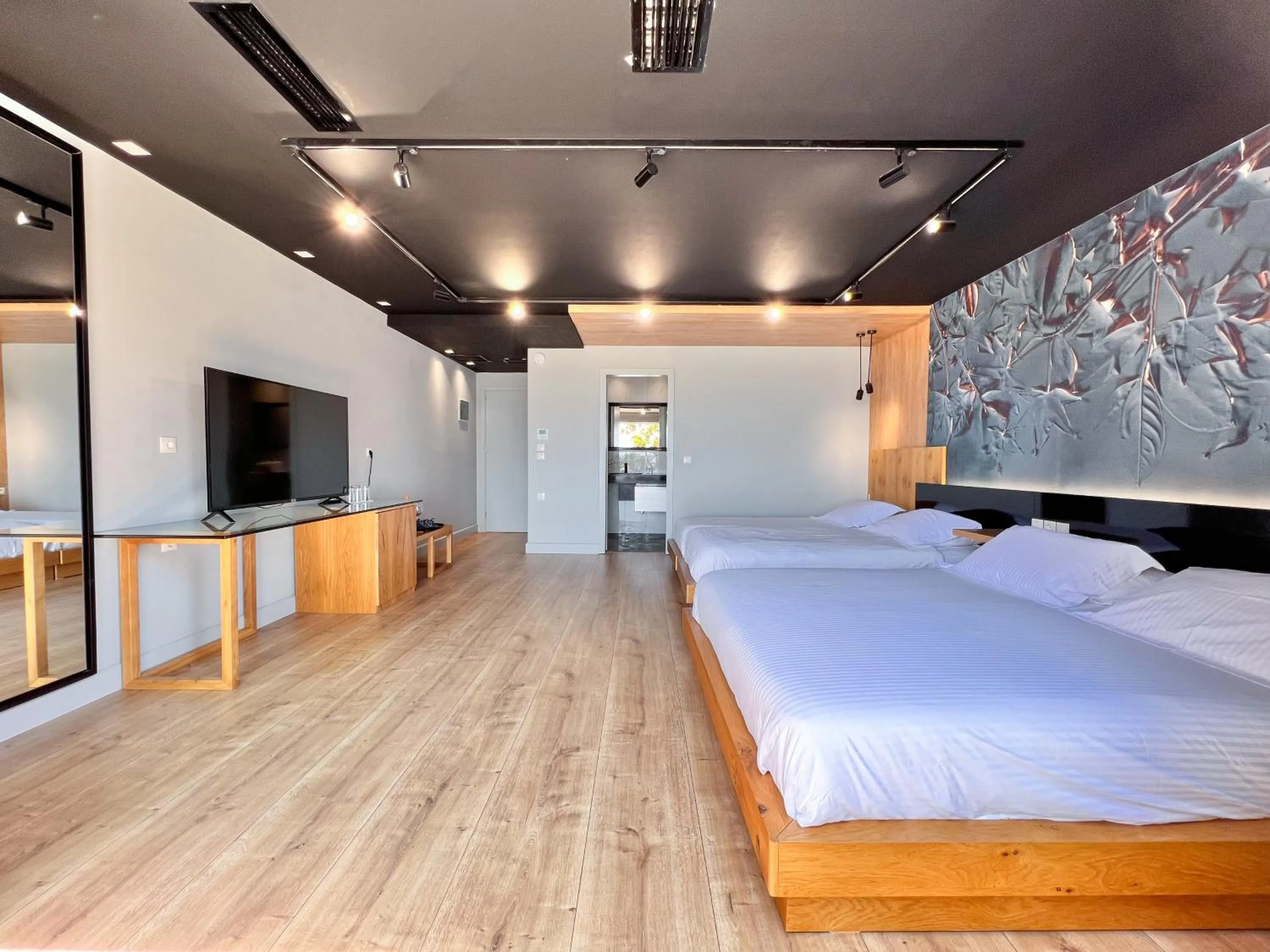 Communal lounge/ TV room, Bed in Porto Eda Hotel