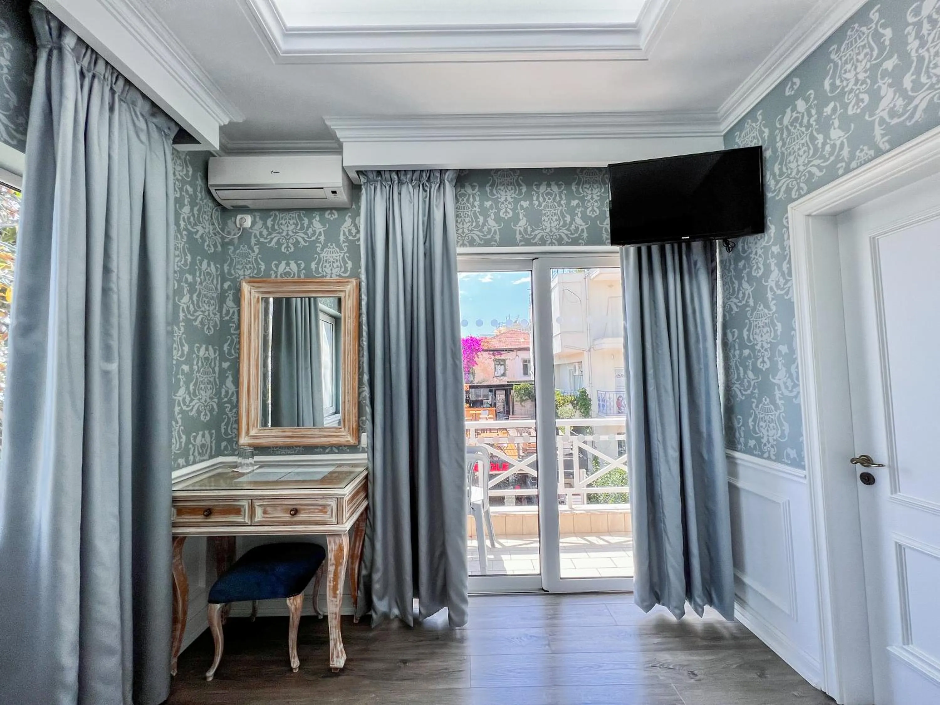 Communal lounge/ TV room in Porto Eda Hotel