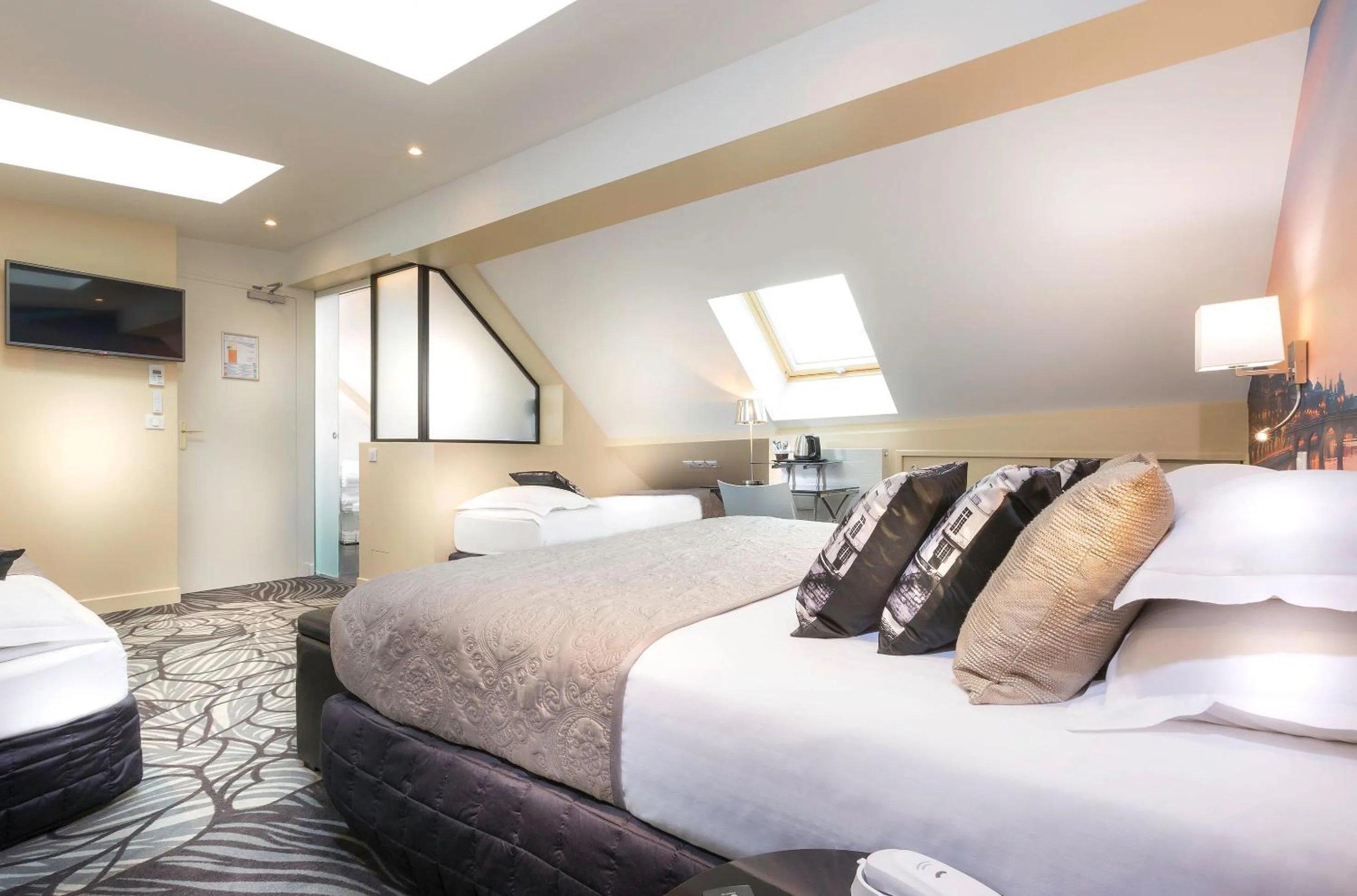 Photo of the whole room, Bed in Hotel Ile de France Opéra